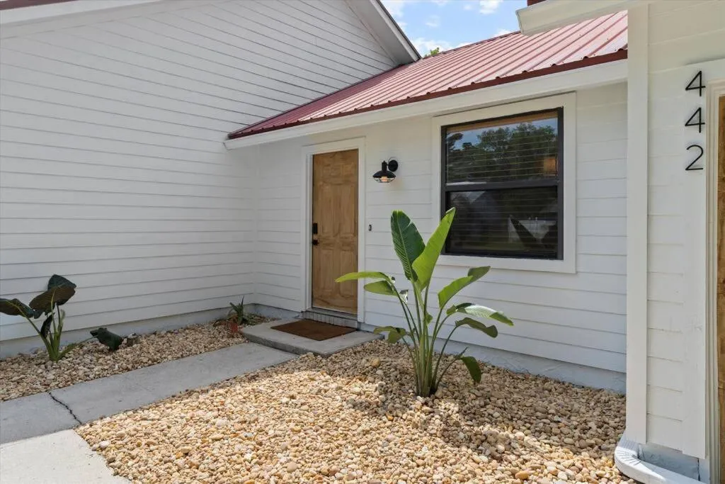 Spacious Home Near Beach, Large Yard, Game Room and Dog Friendly