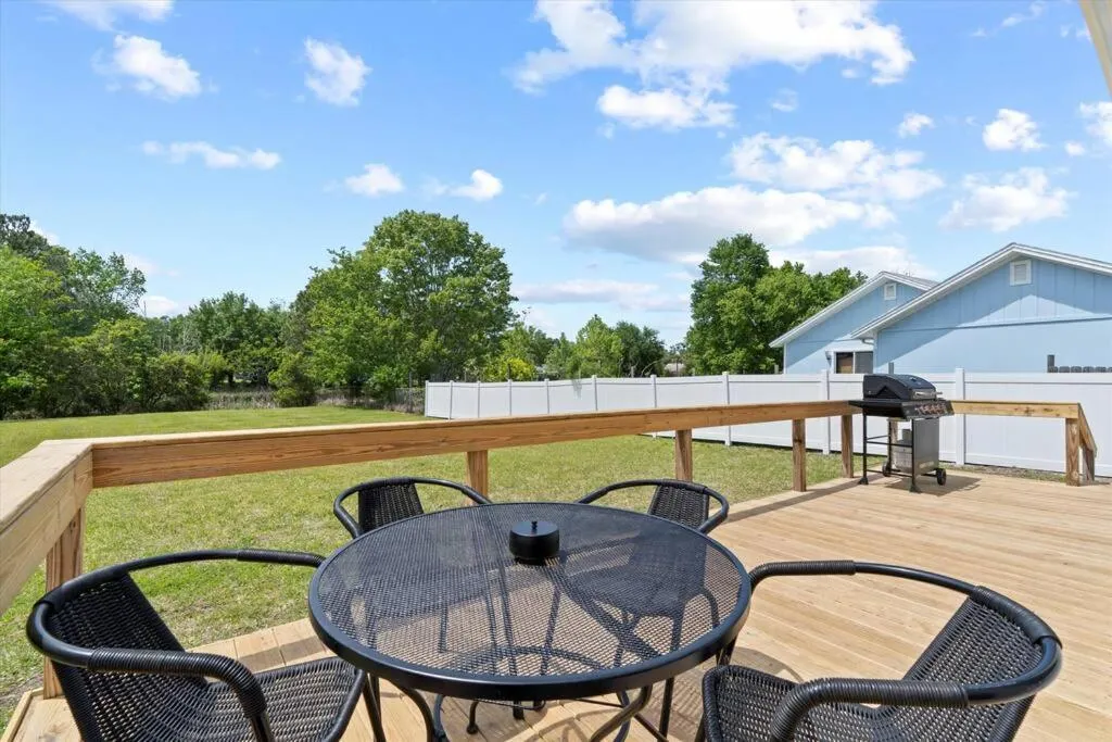 Spacious Home Near Beach, Large Yard, Game Room and Dog Friendly