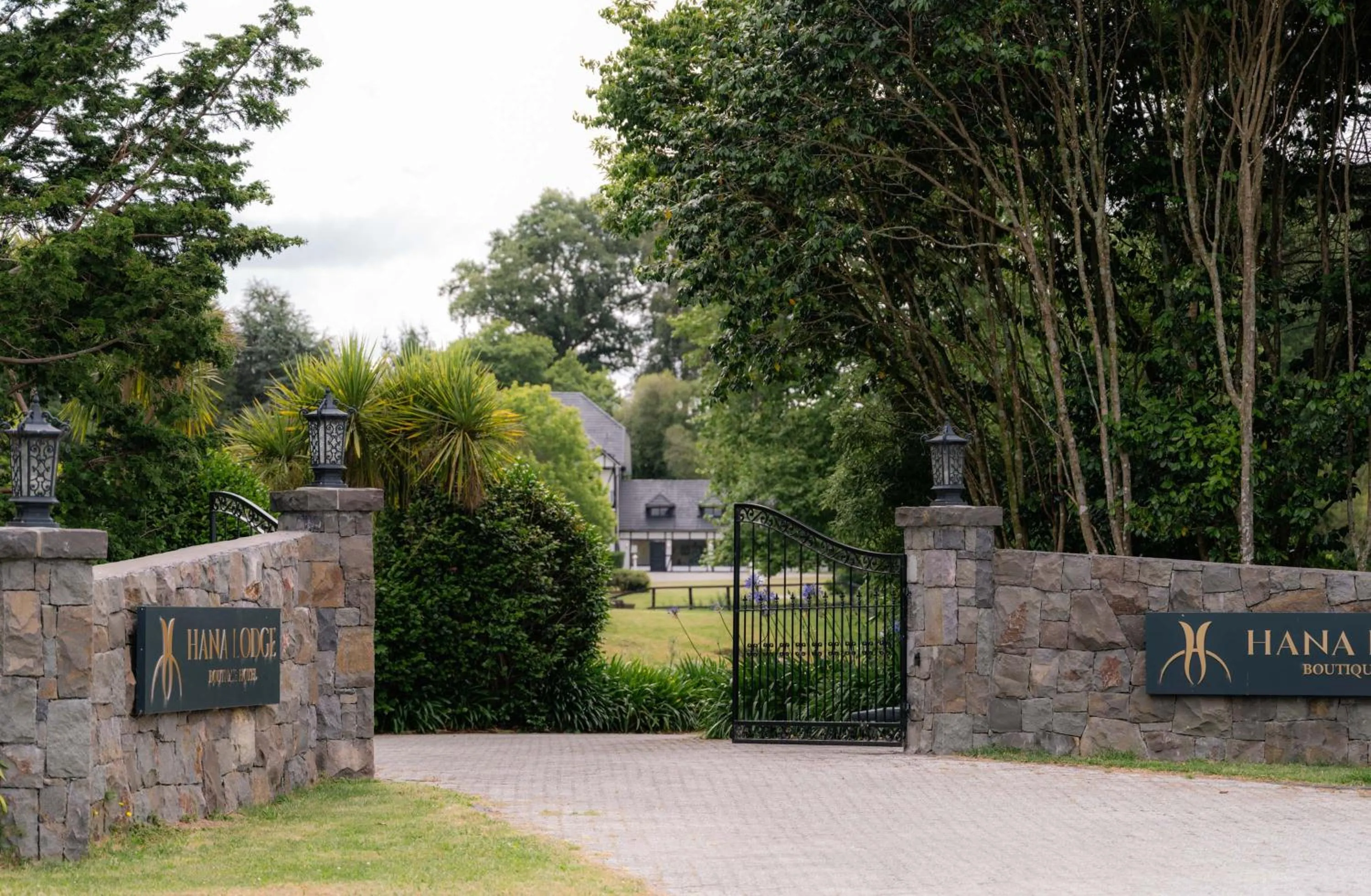 Facade/entrance in Hana Lodge