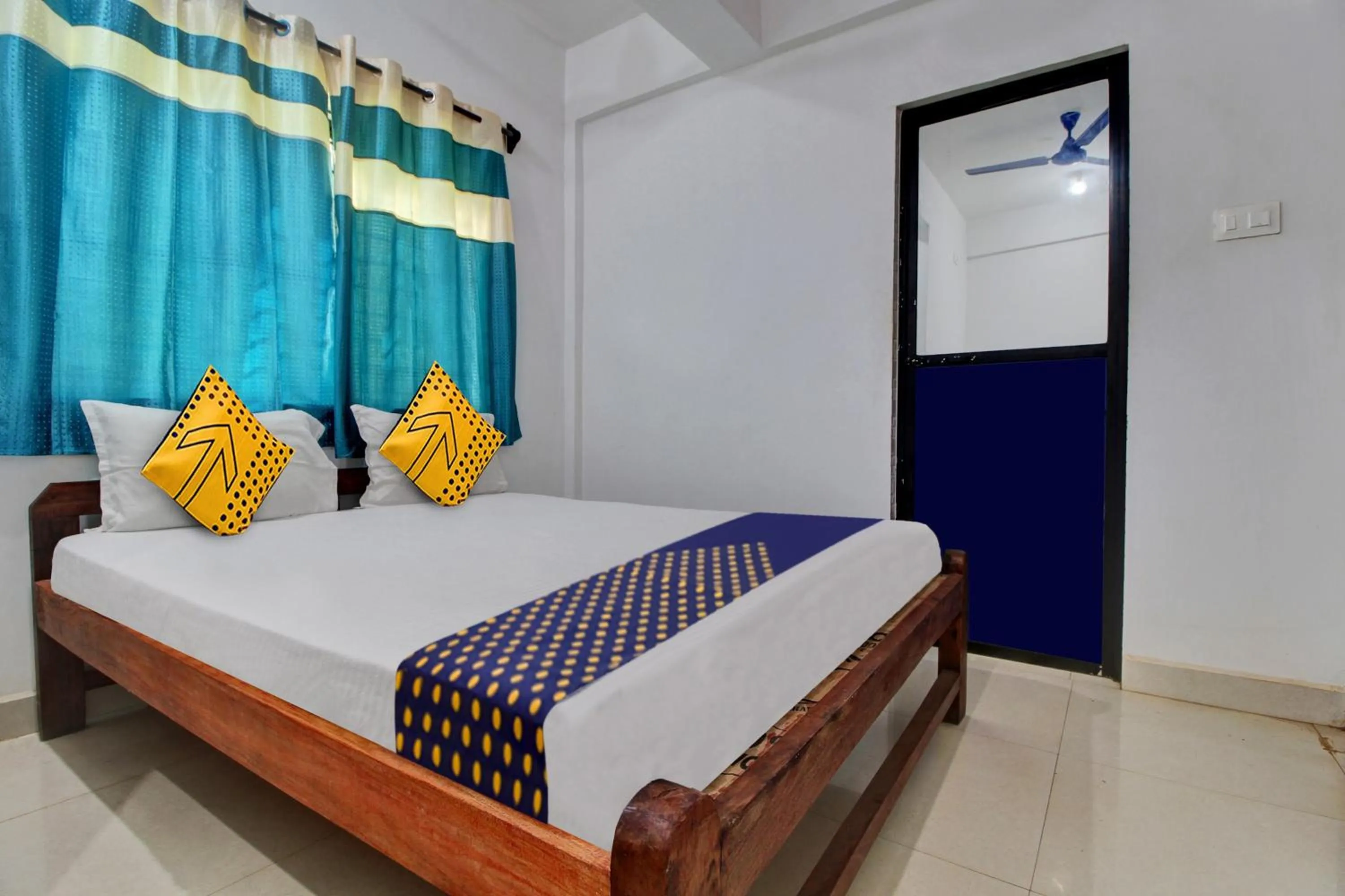 Facade/entrance, Bed in Hotel O U & I LIVINGS