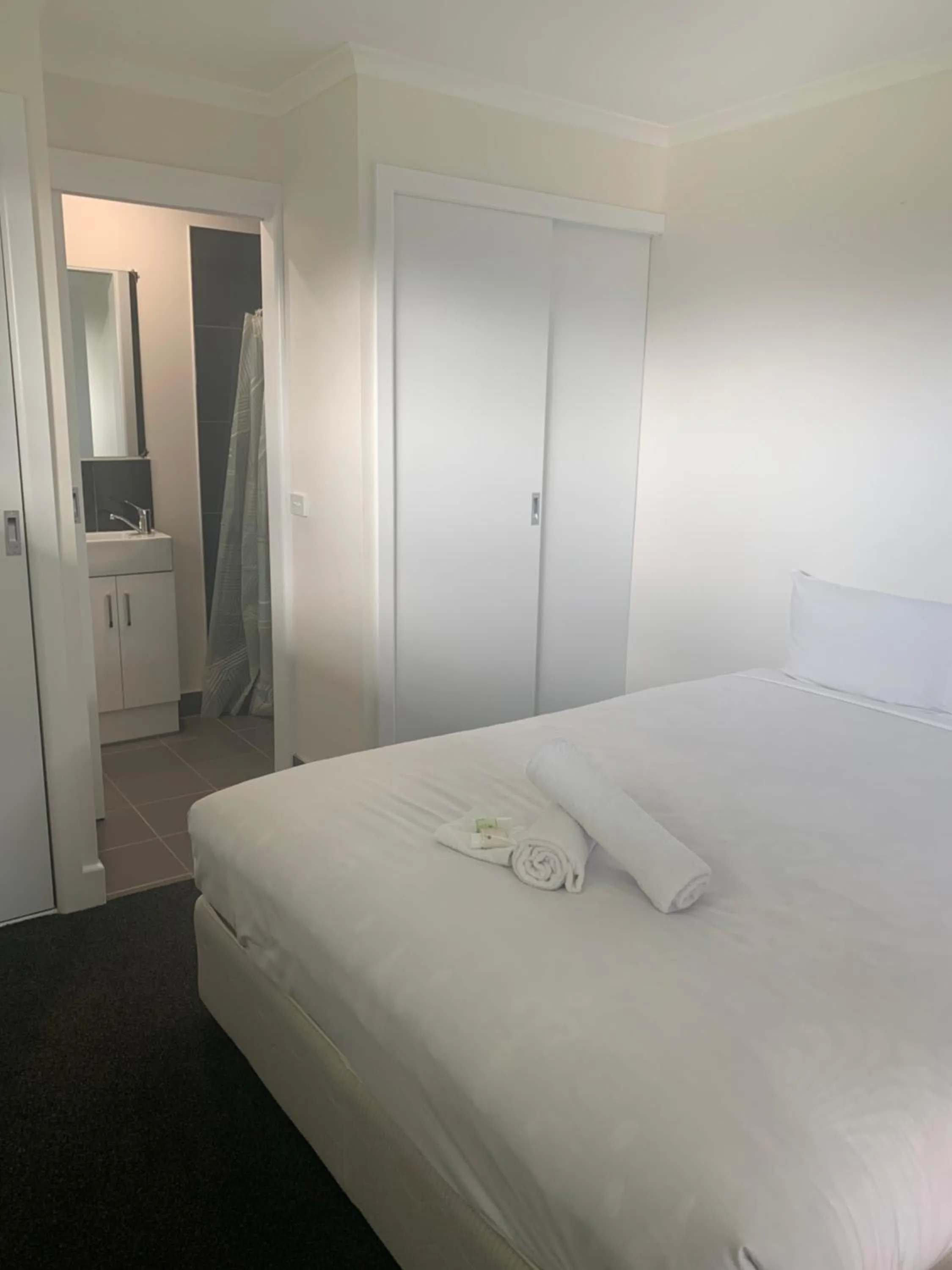 Coffee/tea facilities, Bed in Colac Otway Caravan & Cabin Park