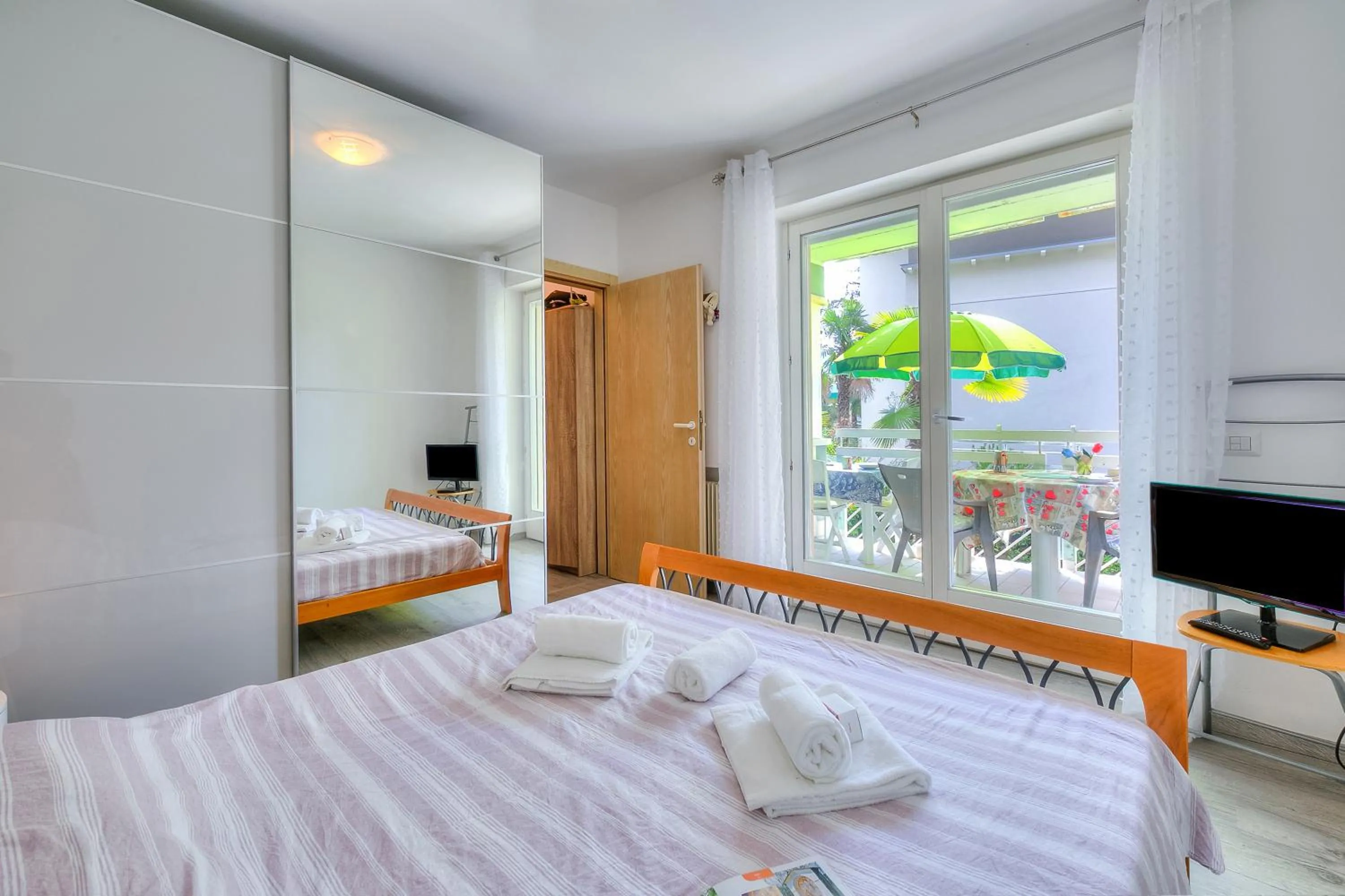 Bedroom, Bed in Marina's Green Home - Happy Rentals