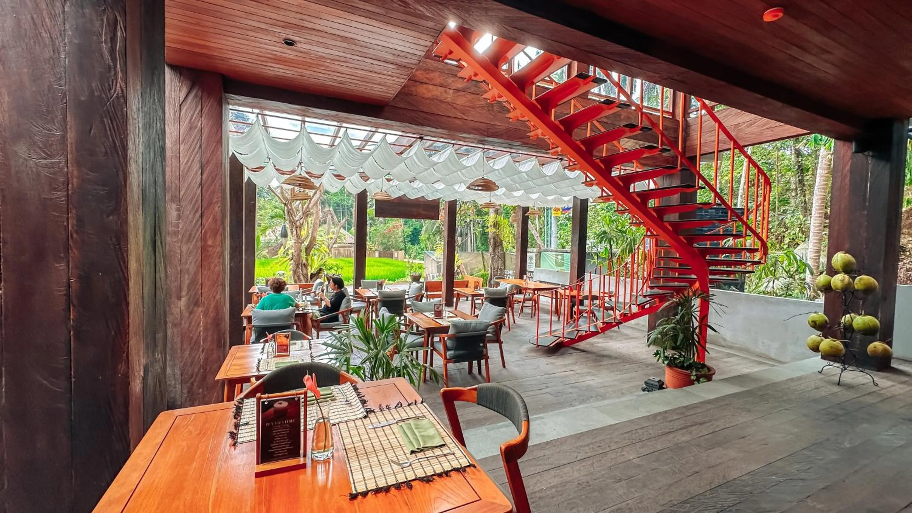 Restaurant/places to eat in Adiwana Kamania