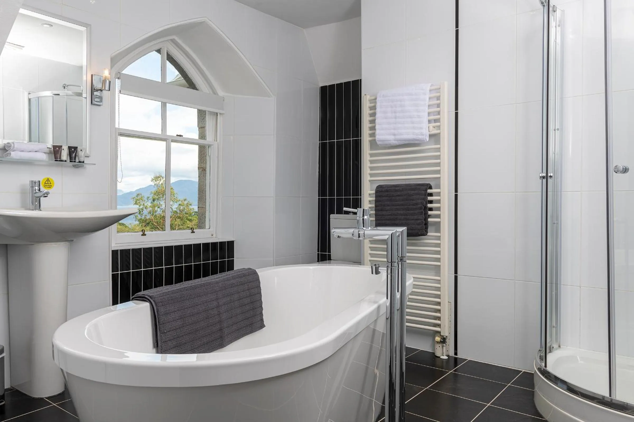 Bath in Duisdale House Hotel