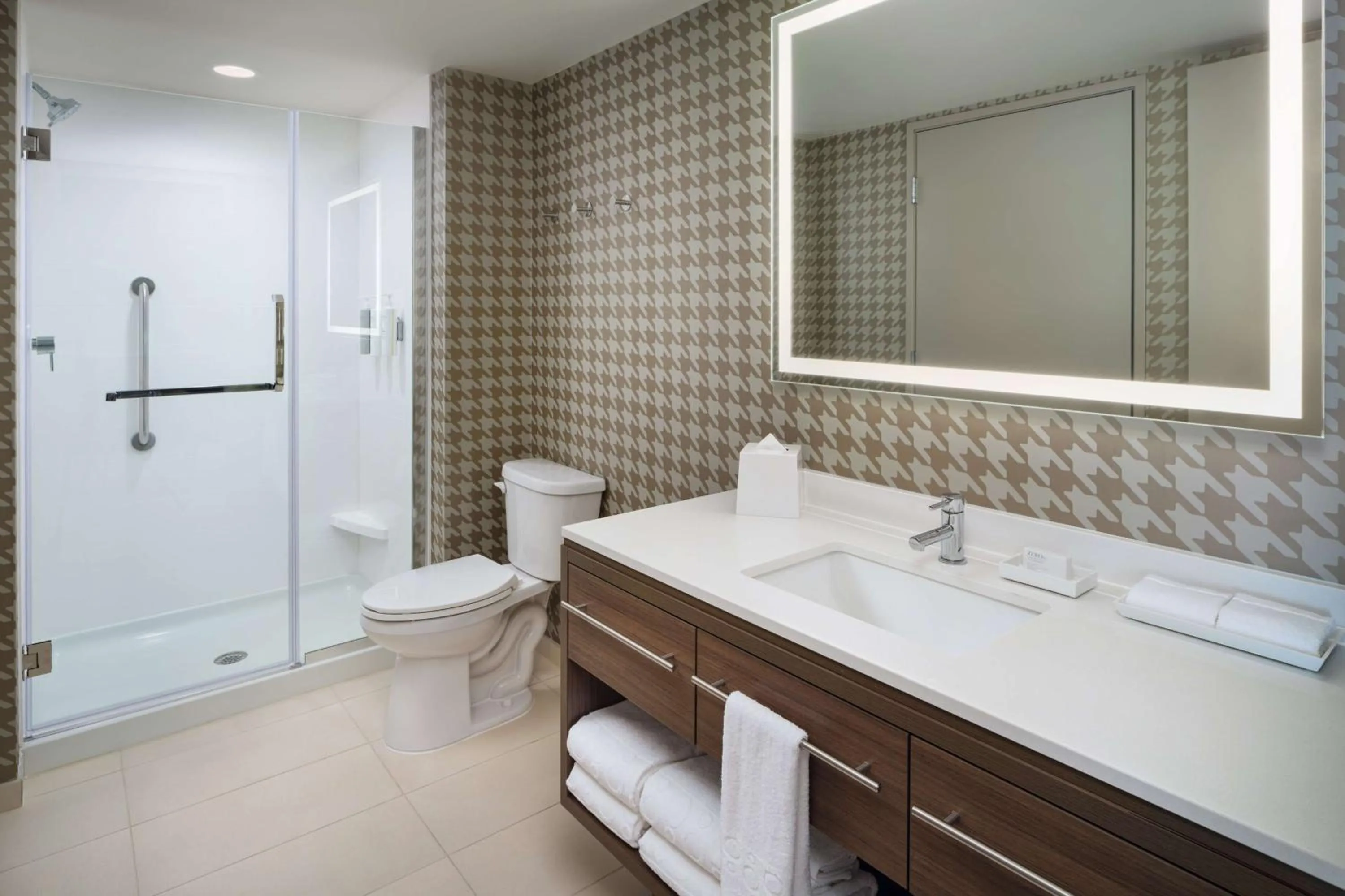 Bathroom, Bed in Home2 Suites By Hilton Towson