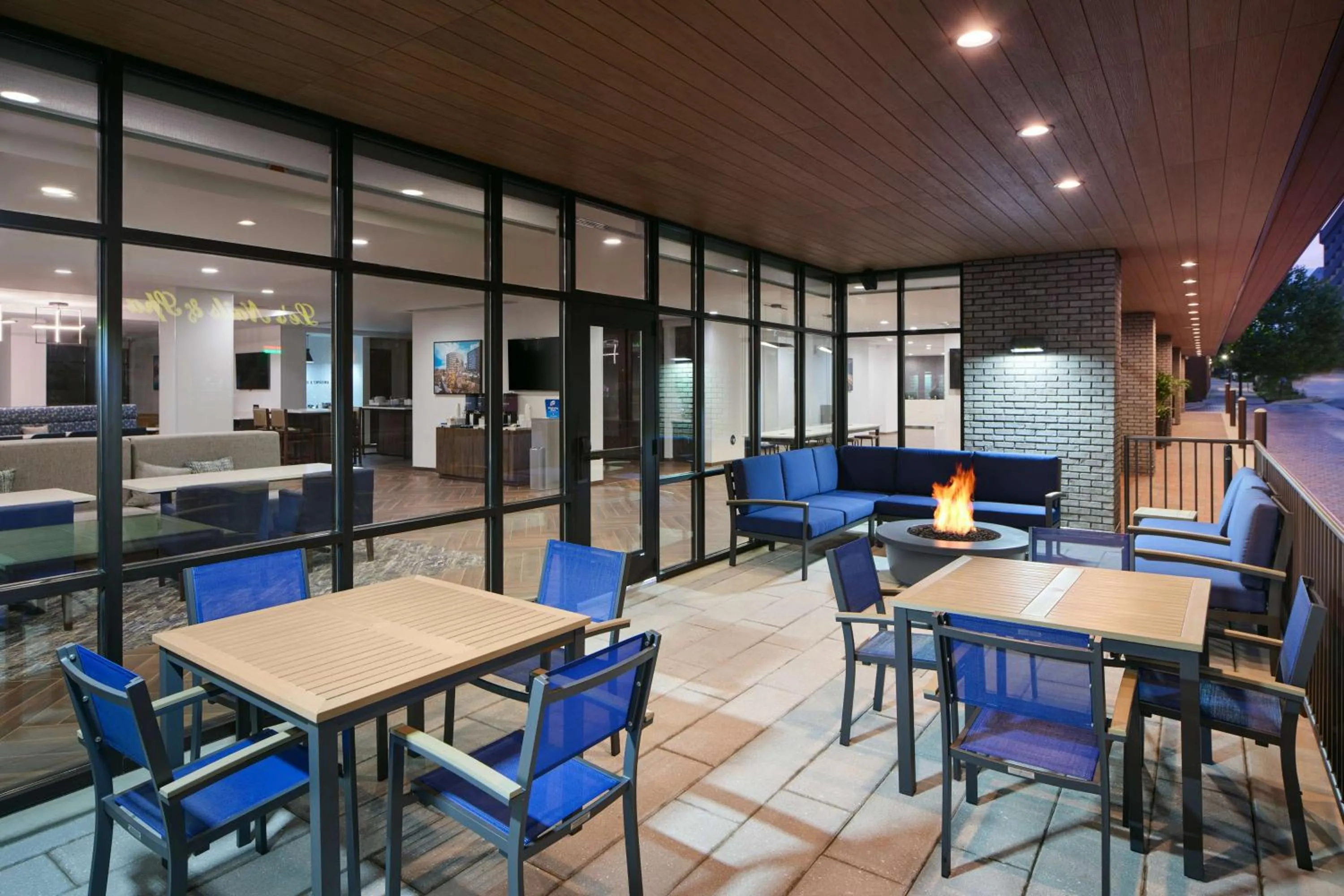 Patio in Hampton Inn Towson Downtown