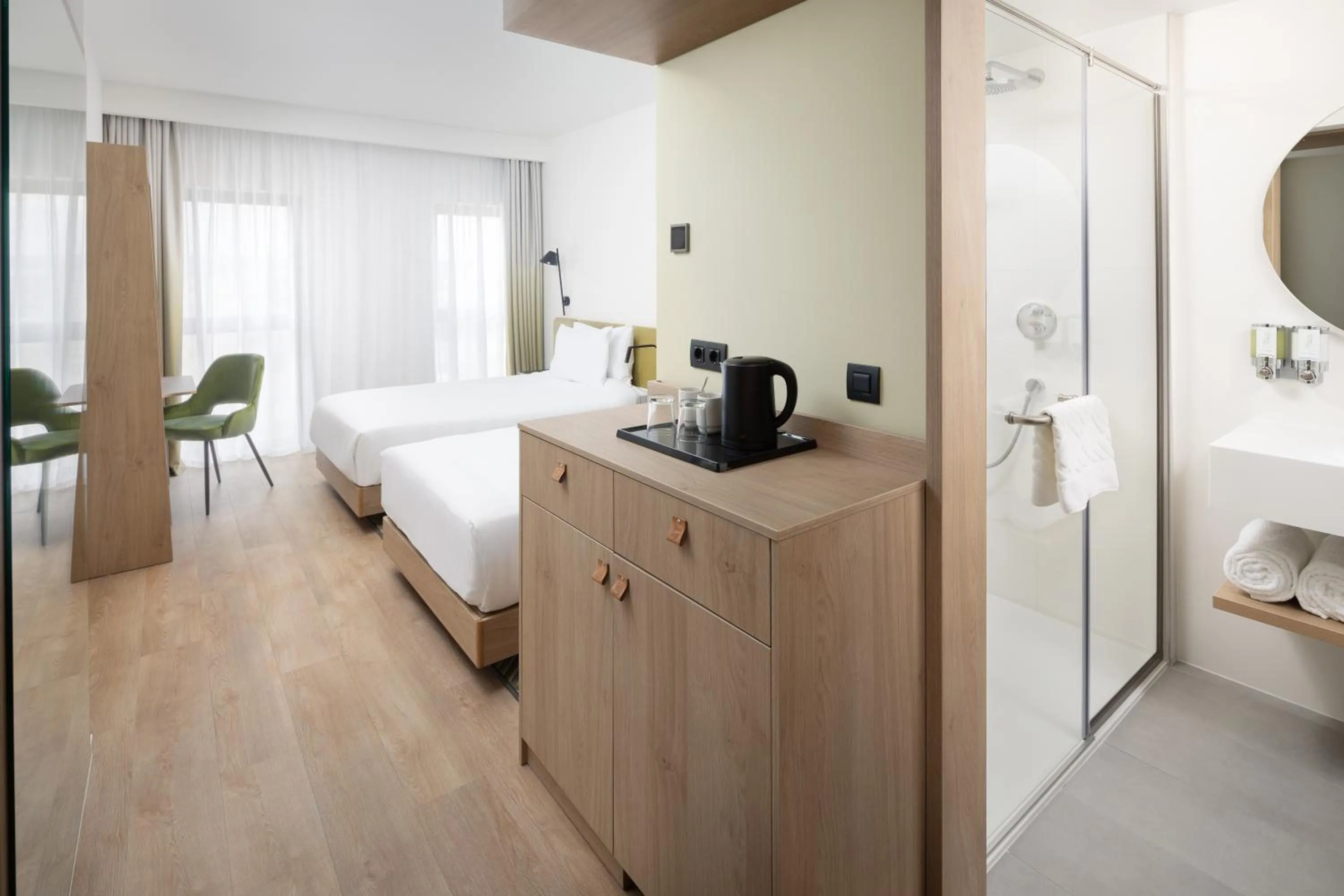 Shower, Bed in Hampton By Hilton Targu Mures