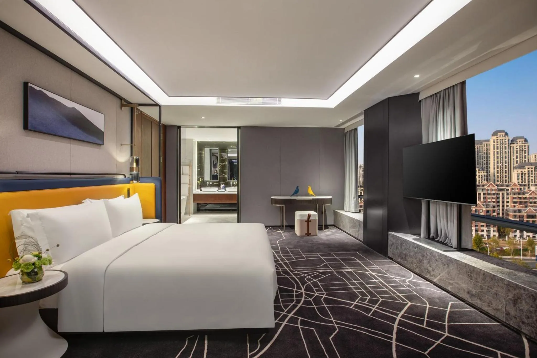 Photo of the whole room, Bed in voco Hefei Binhu by IHG