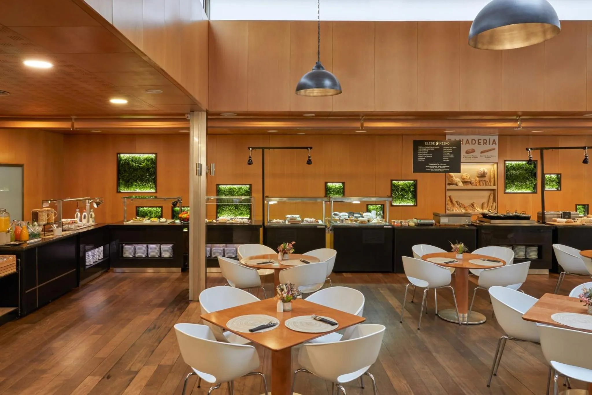 Restaurant/places to eat in Crowne Plaza Madrid - Centre Retiro by IHG