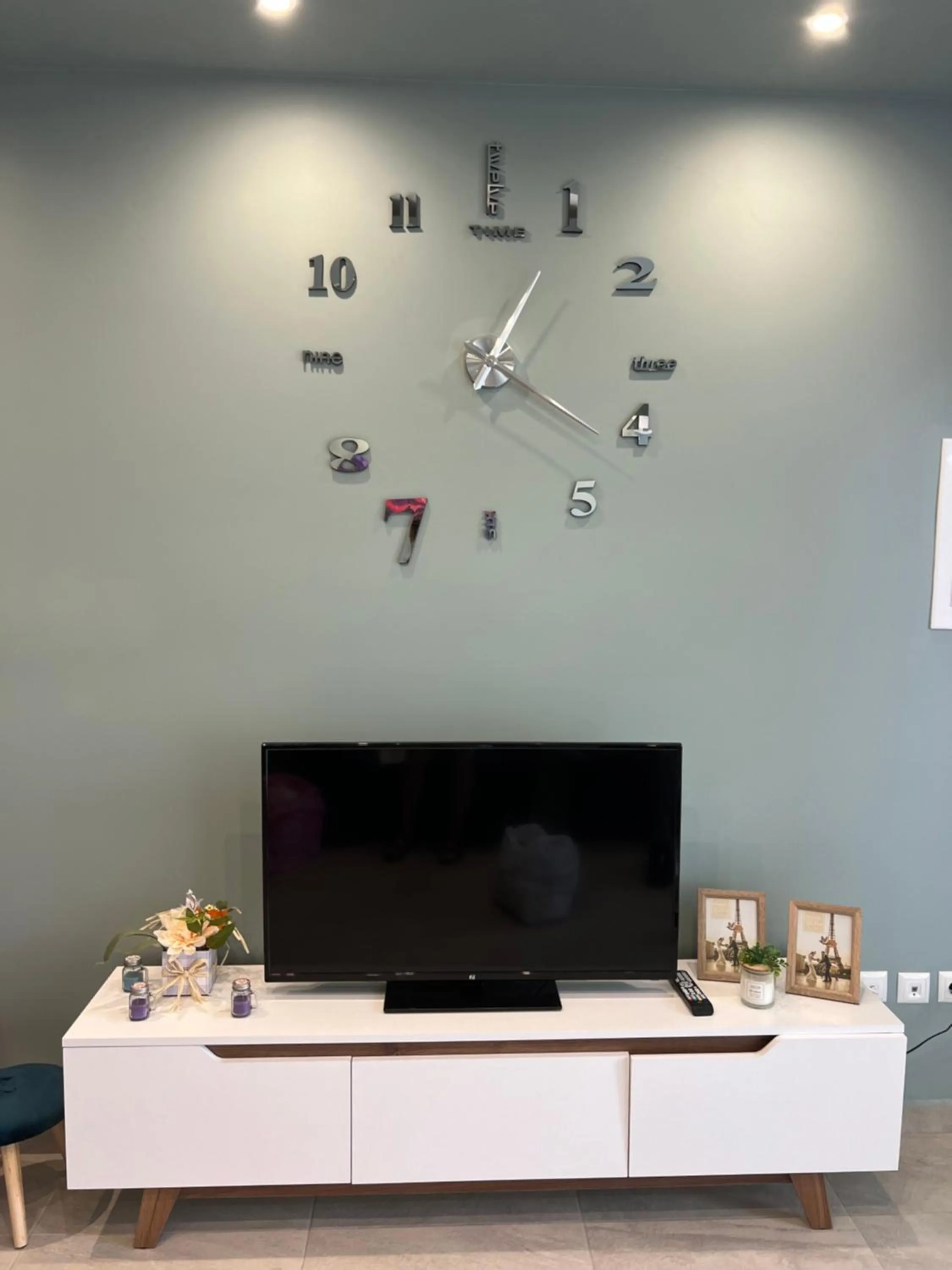 Akrotiri Luxury Suites