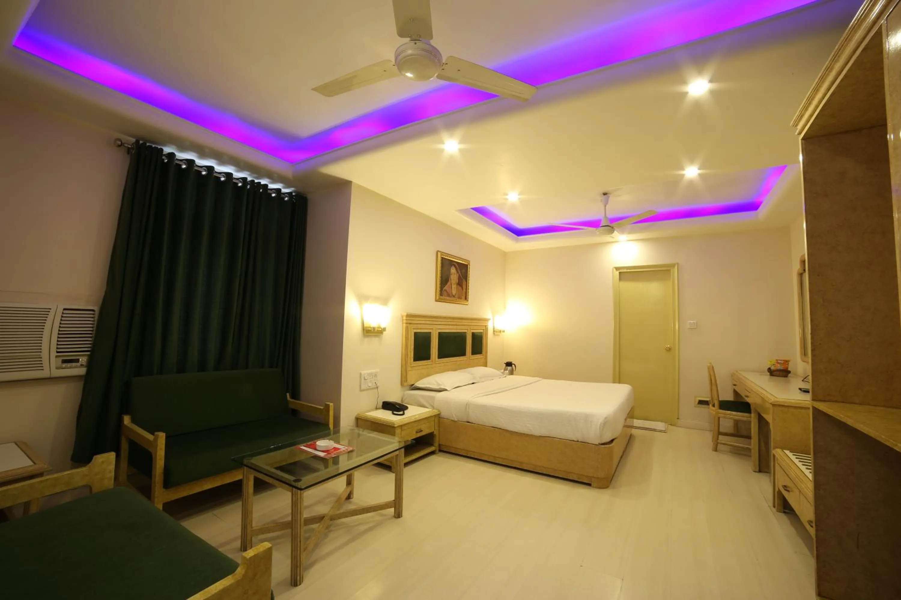 Bed in Hotel Samrat International
