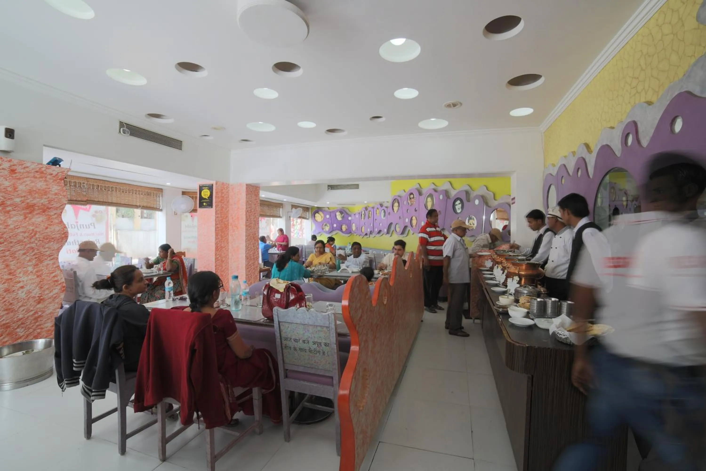 Restaurant/places to eat in Hotel Samrat International