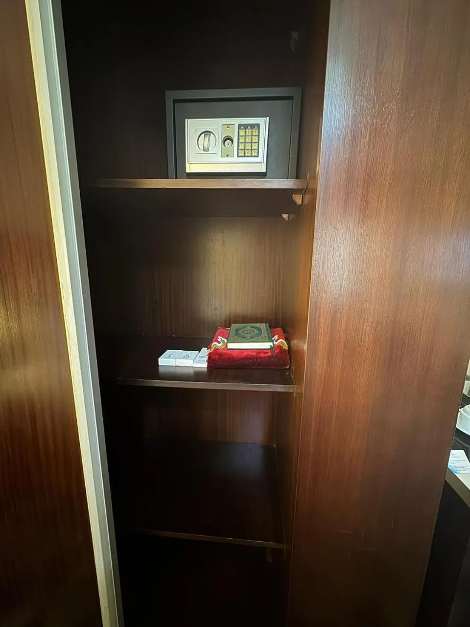 wardrobe in Ocean View Al Zahra