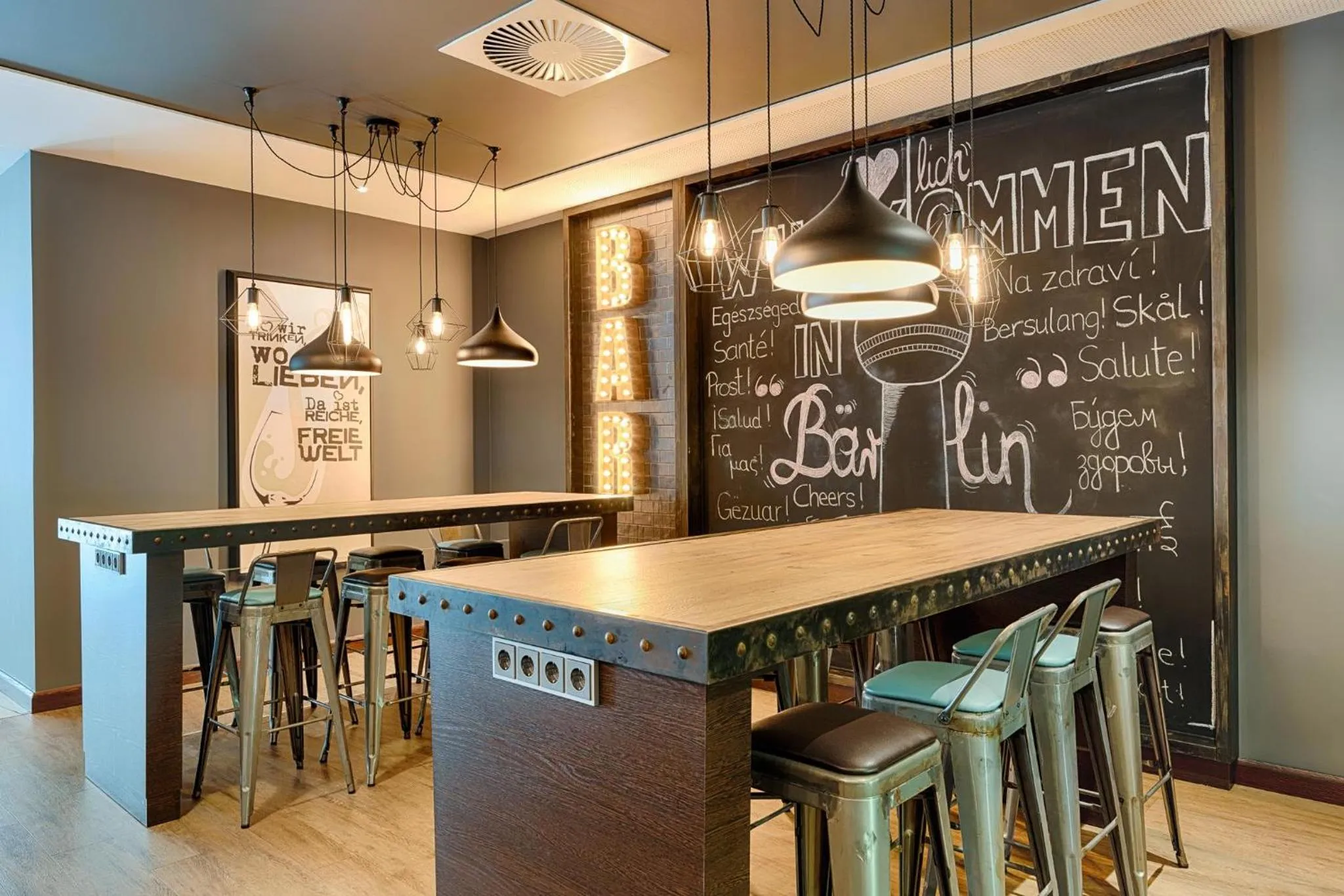 Lounge or bar in Premier Inn Berlin City Centre