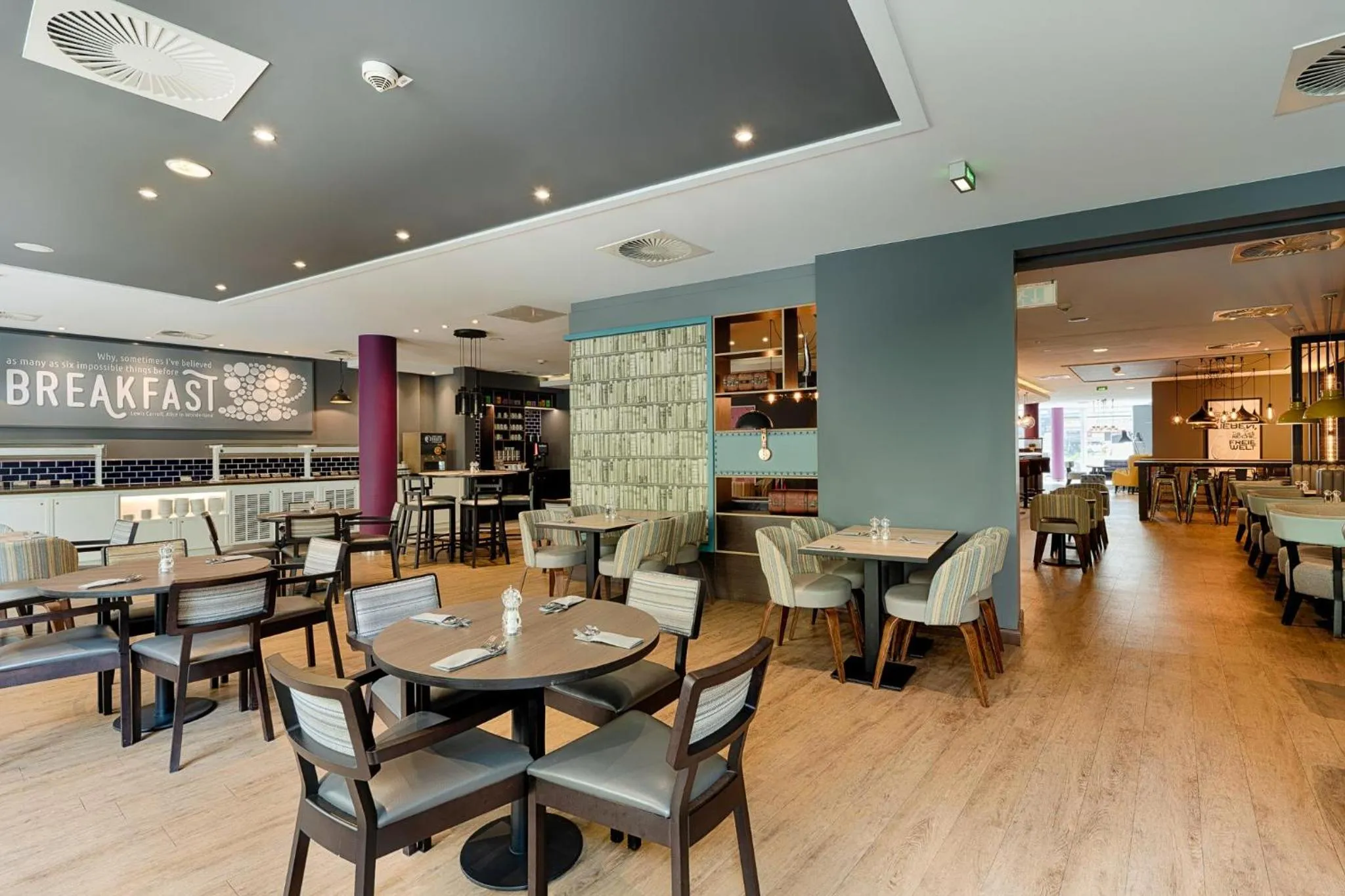 Lounge or bar in Premier Inn Berlin City Centre