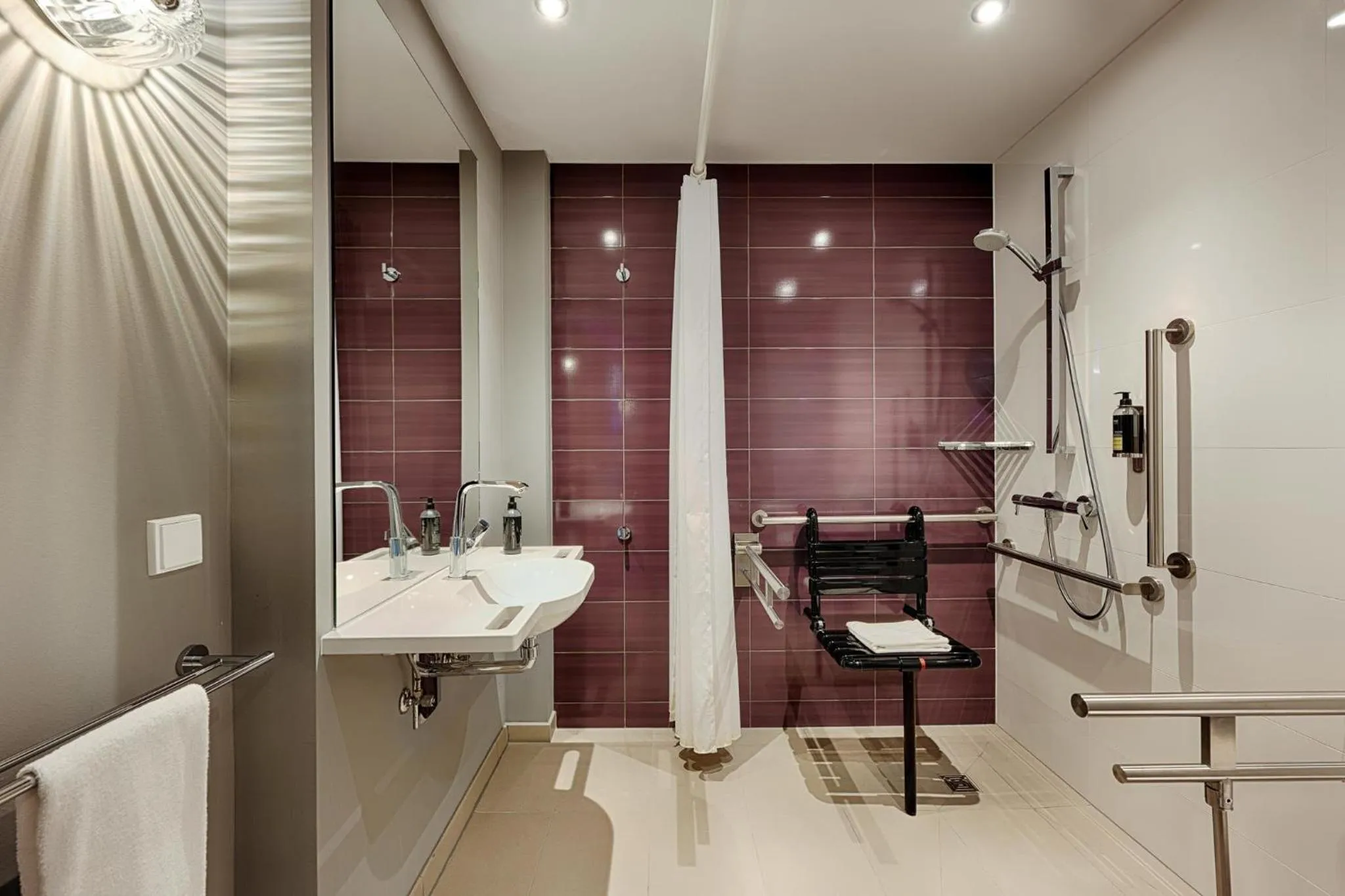 Bathroom in Premier Inn Berlin City Centre