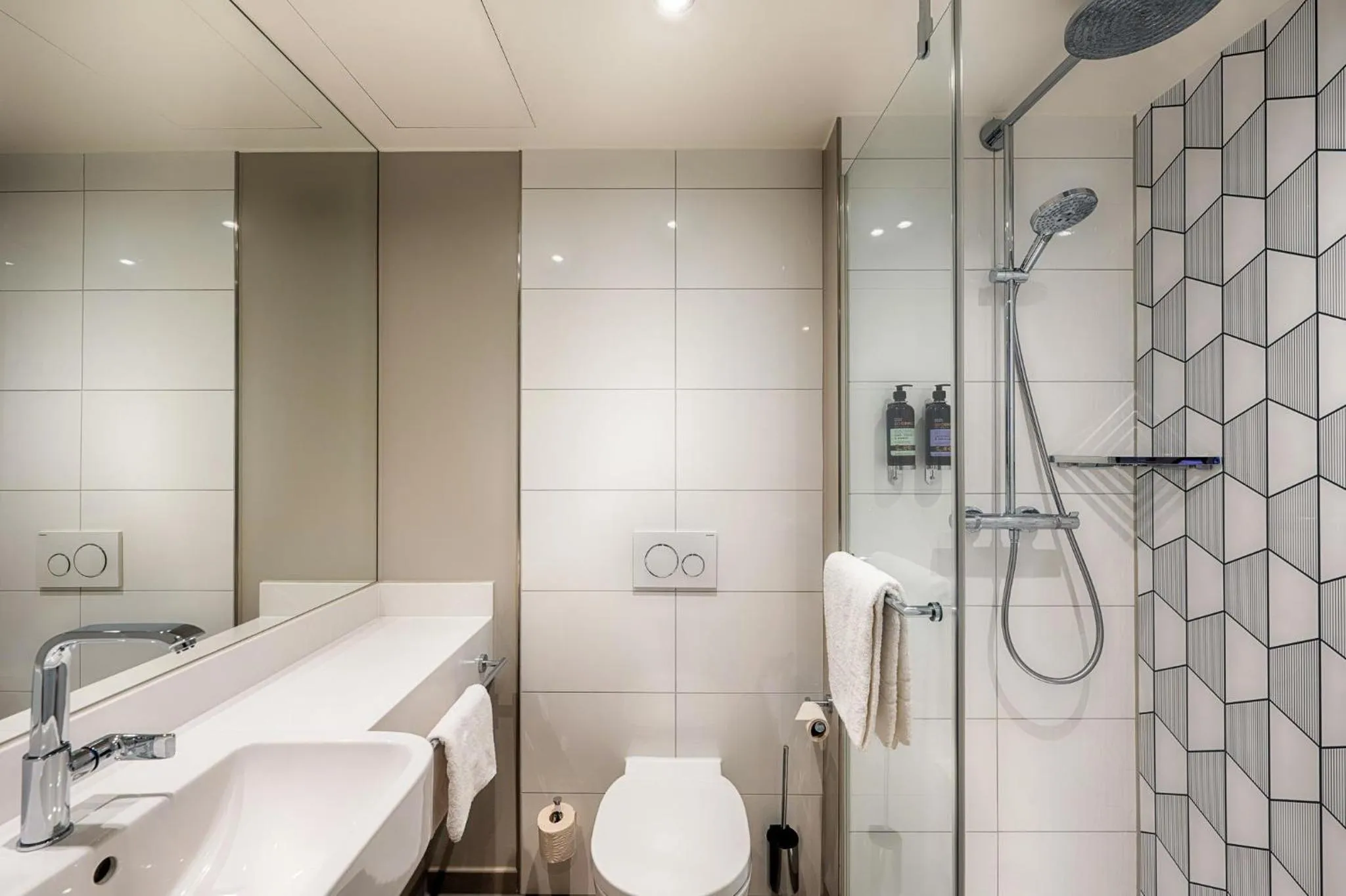 Bathroom in Premier Inn Berlin City Centre