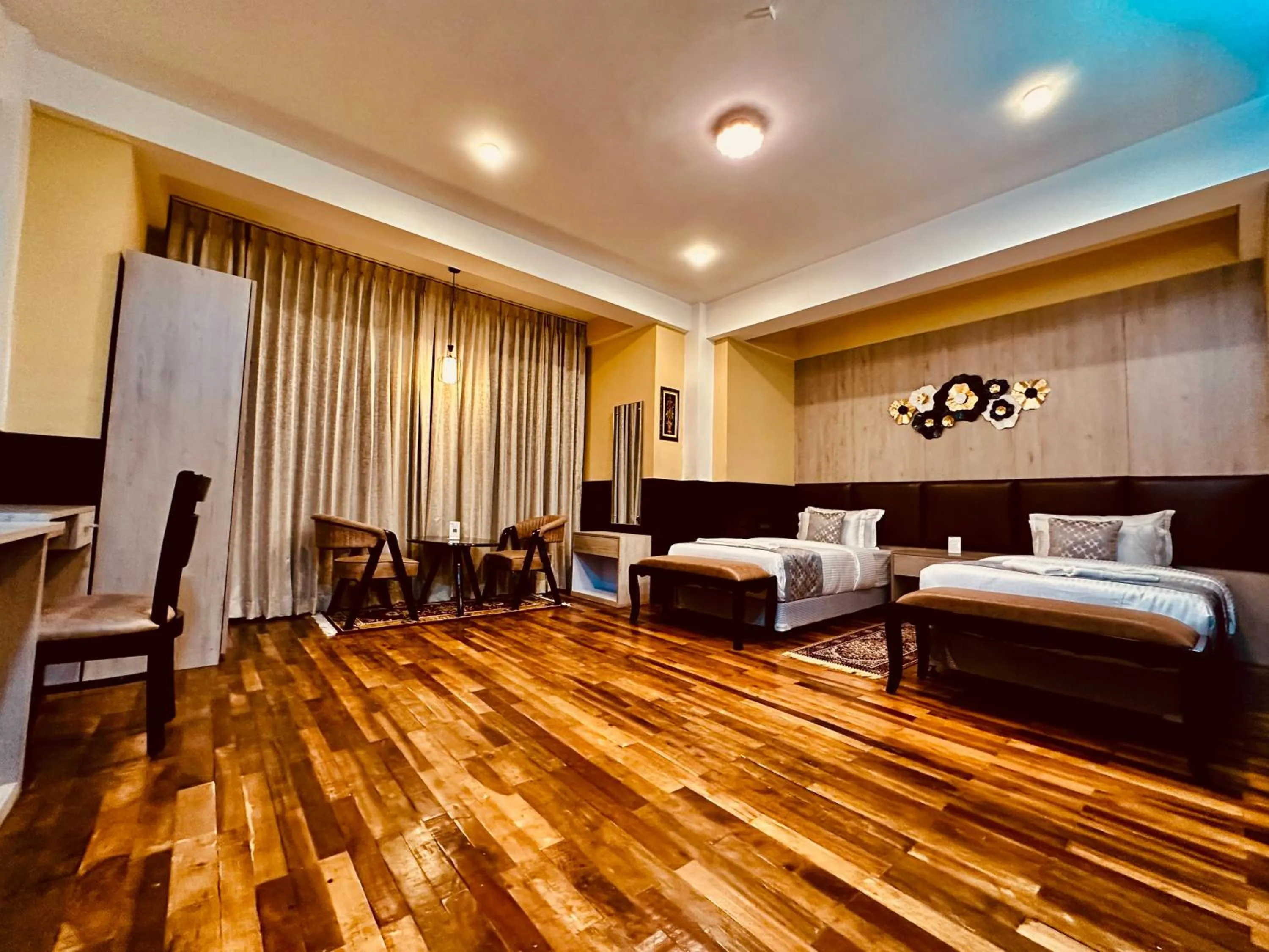 Bedroom, Bed in Silver Cloud Hotel