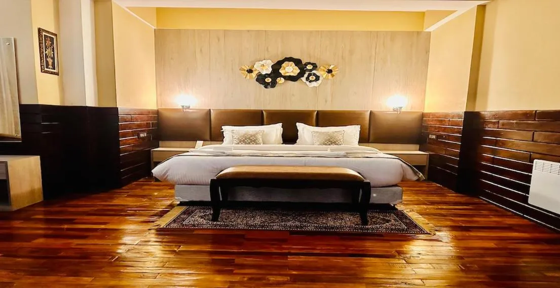 Bedroom, Bed in Silver Cloud Hotel