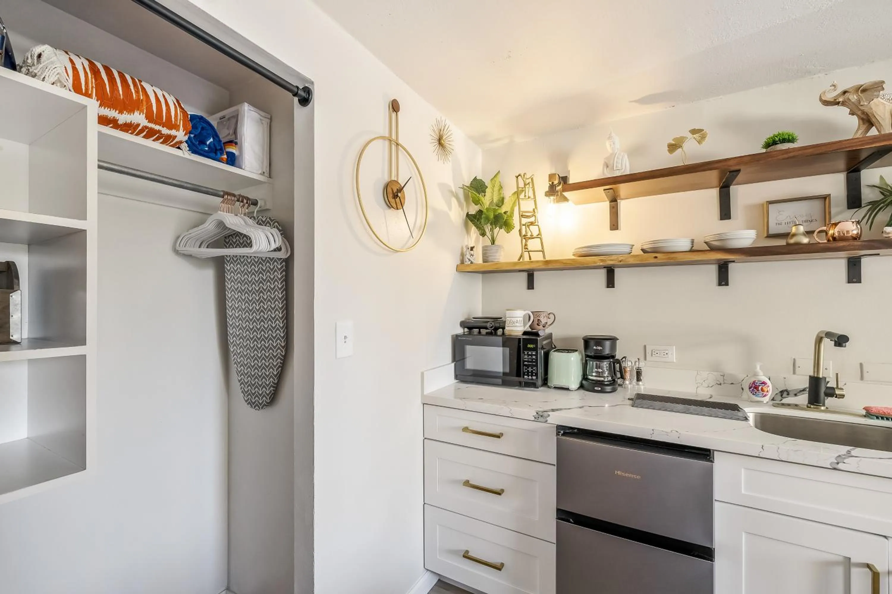 Coffee/tea facilities in Bright & Cozy Condo Unit with Balcony!