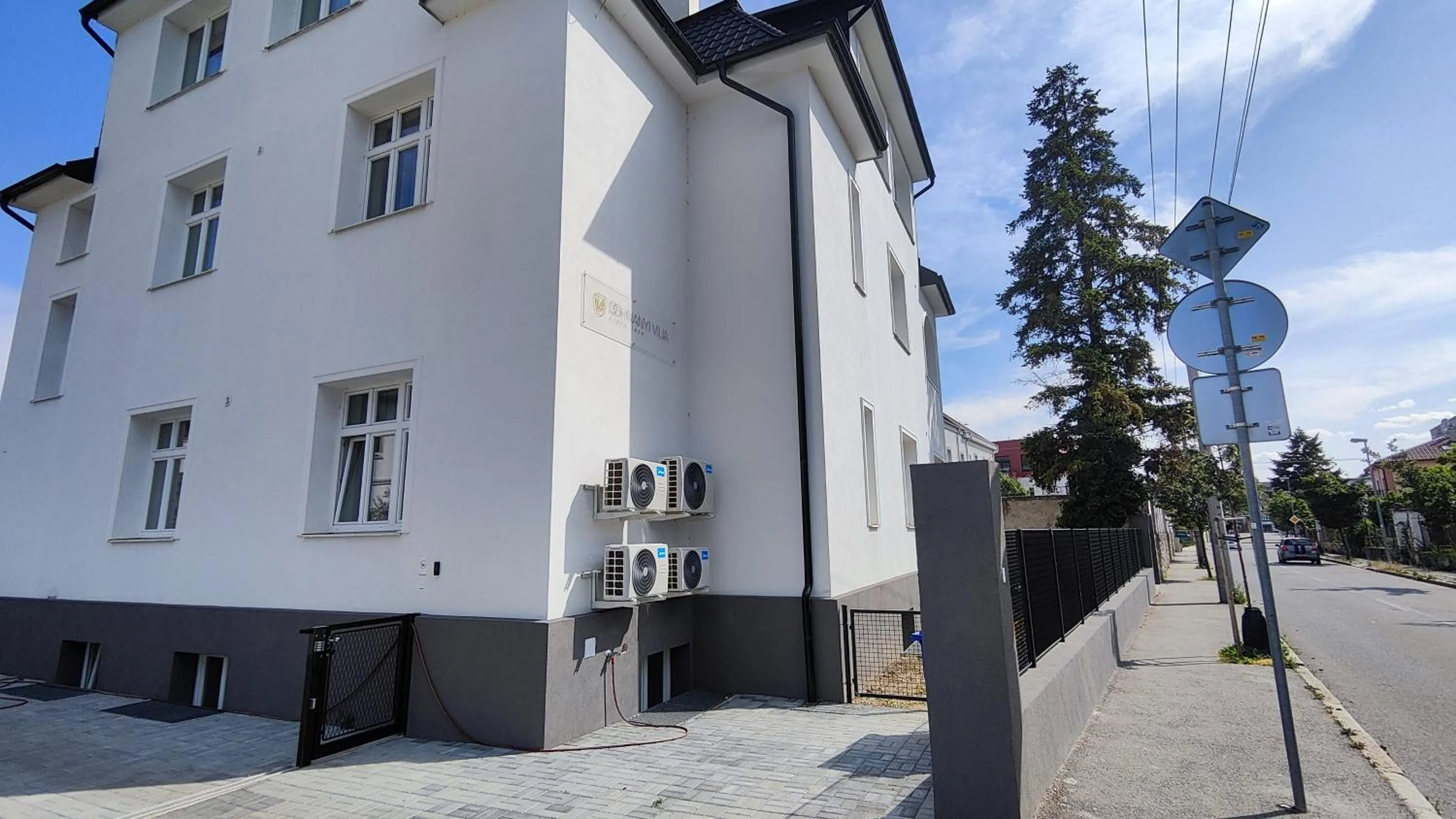 Property building in DOHNANYI Villa by CHORS