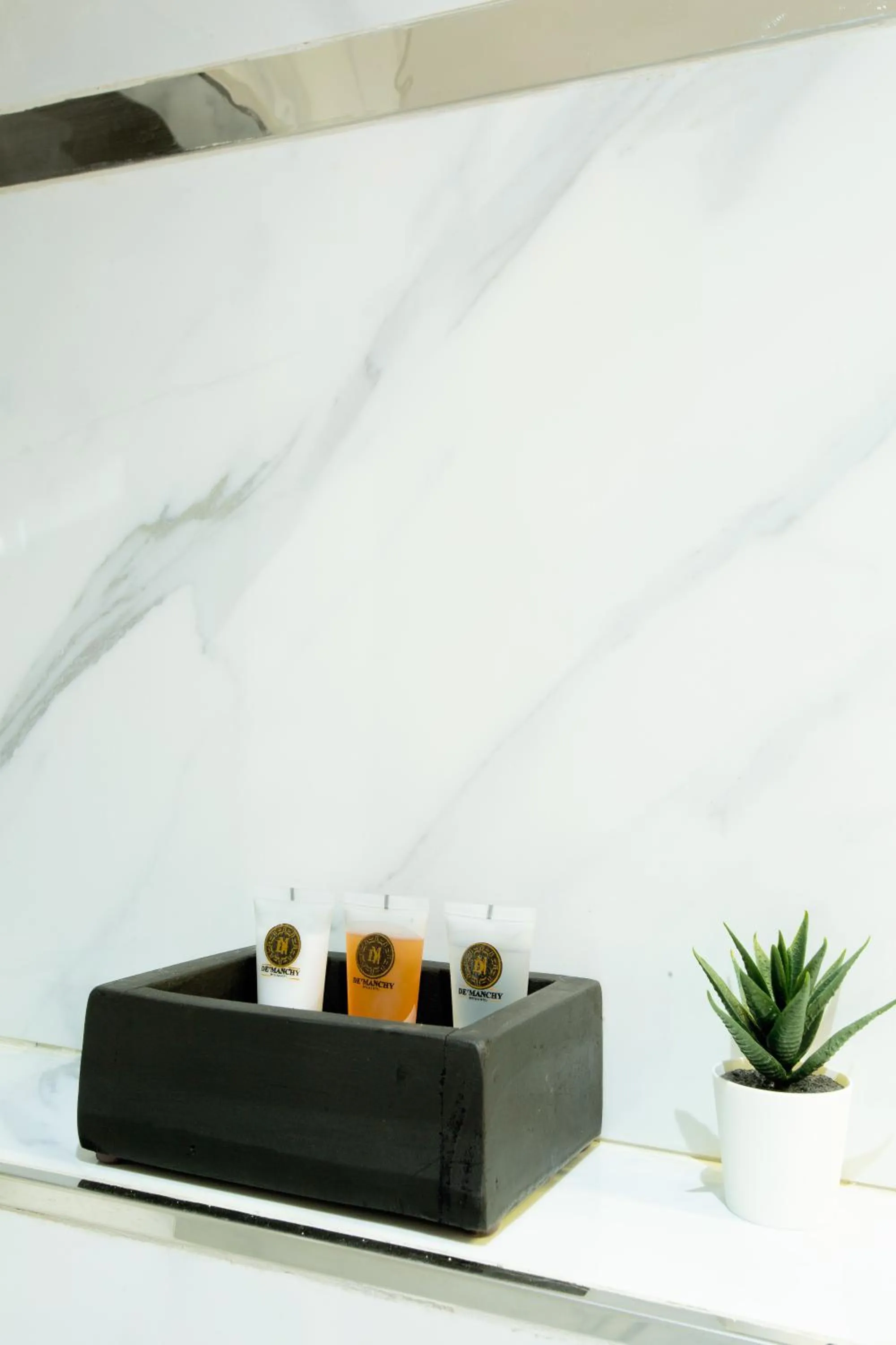 DE MANCHY HOTELS & SUITES