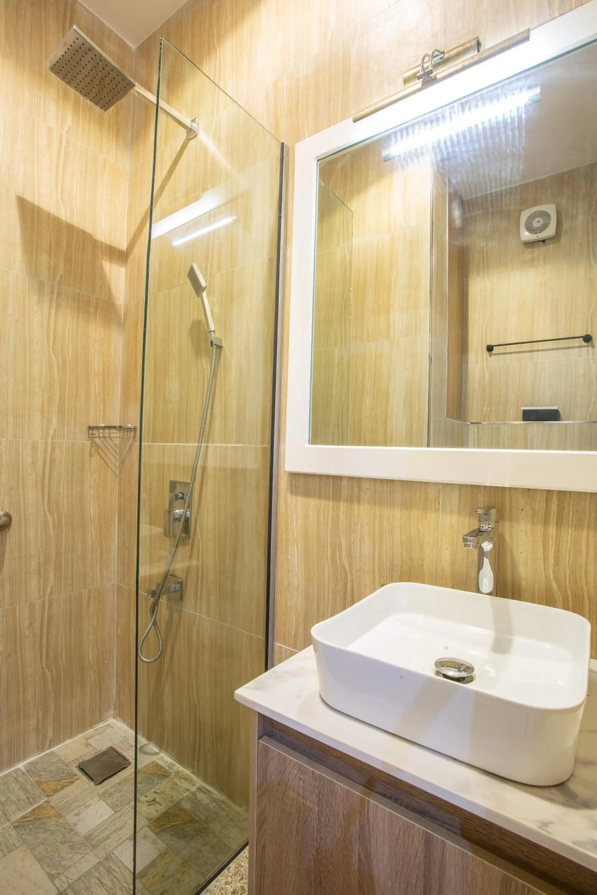 DE MANCHY HOTELS & SUITES