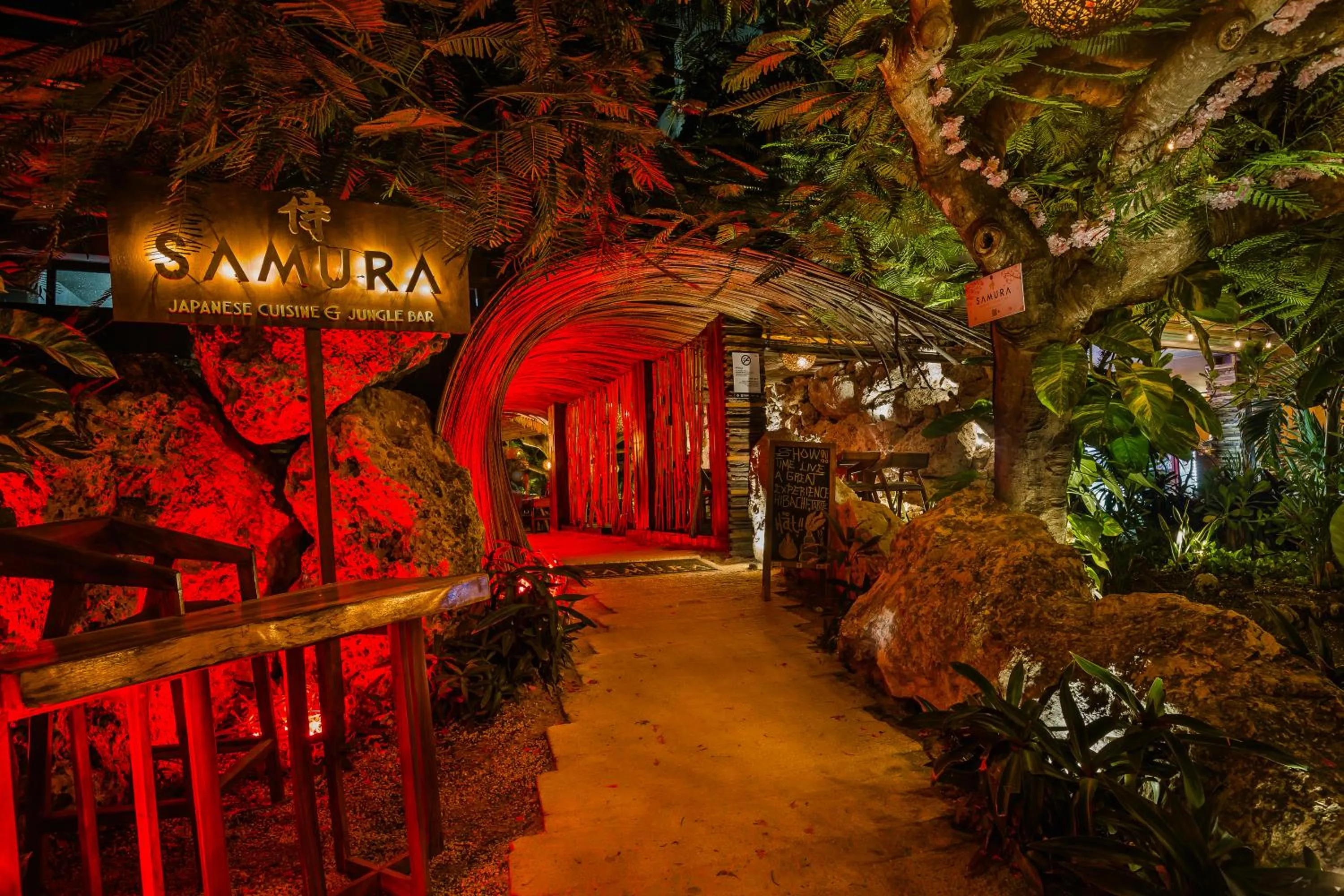 Restaurant/places to eat in Enigmatic Beach Hotel