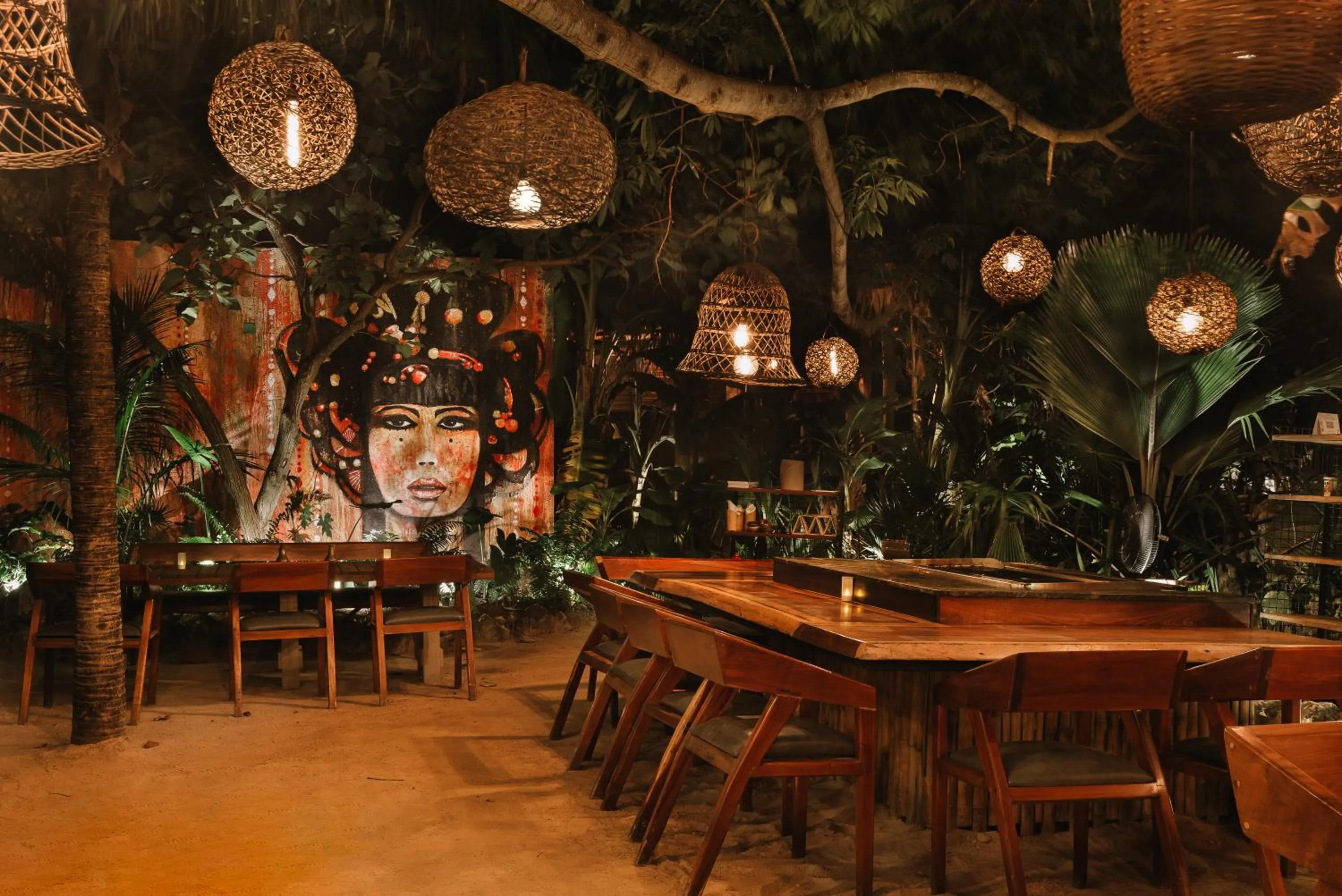 Restaurant/places to eat in Enigmatic Beach Hotel