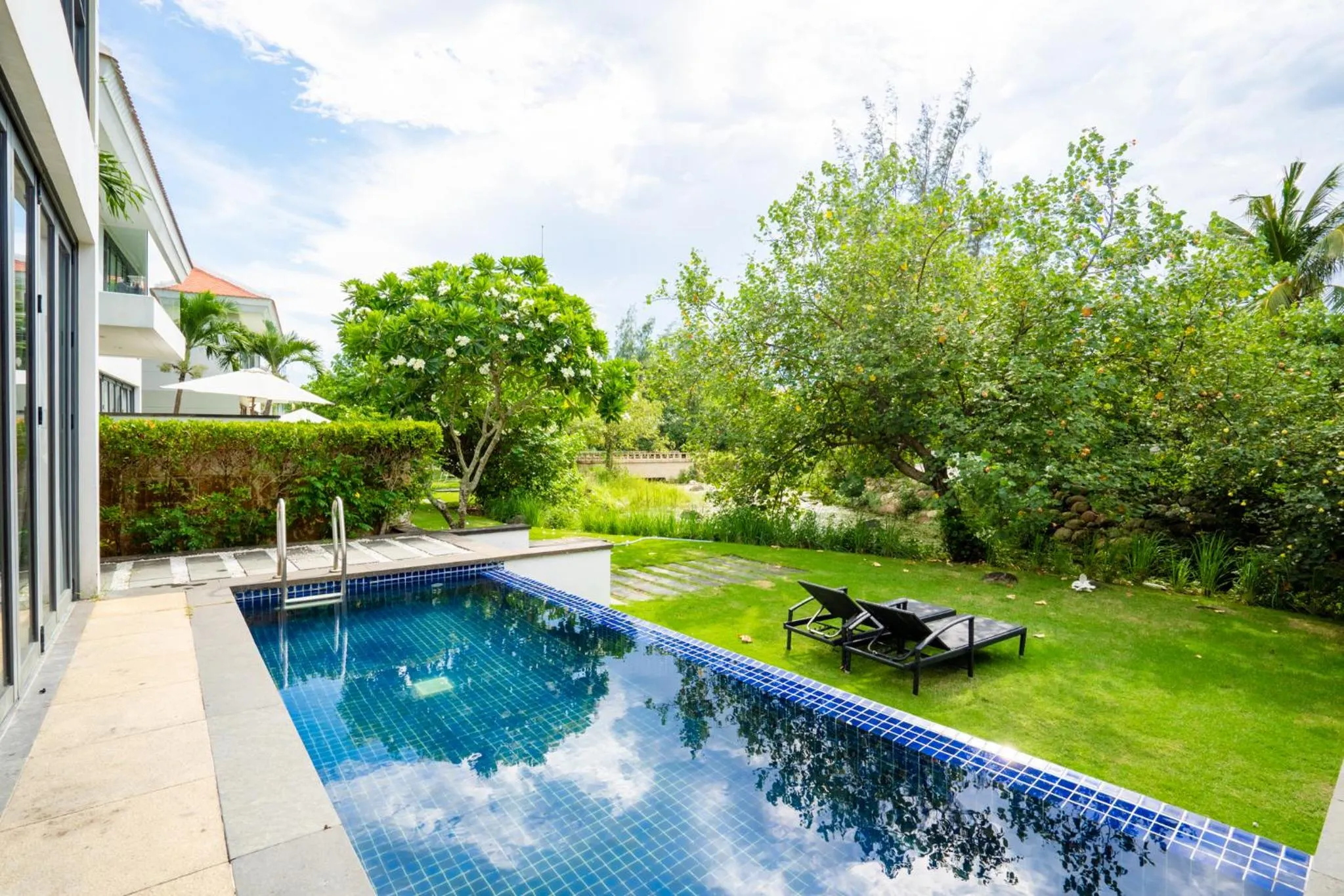 Garden in Memories Holiday beach villa Da Nang