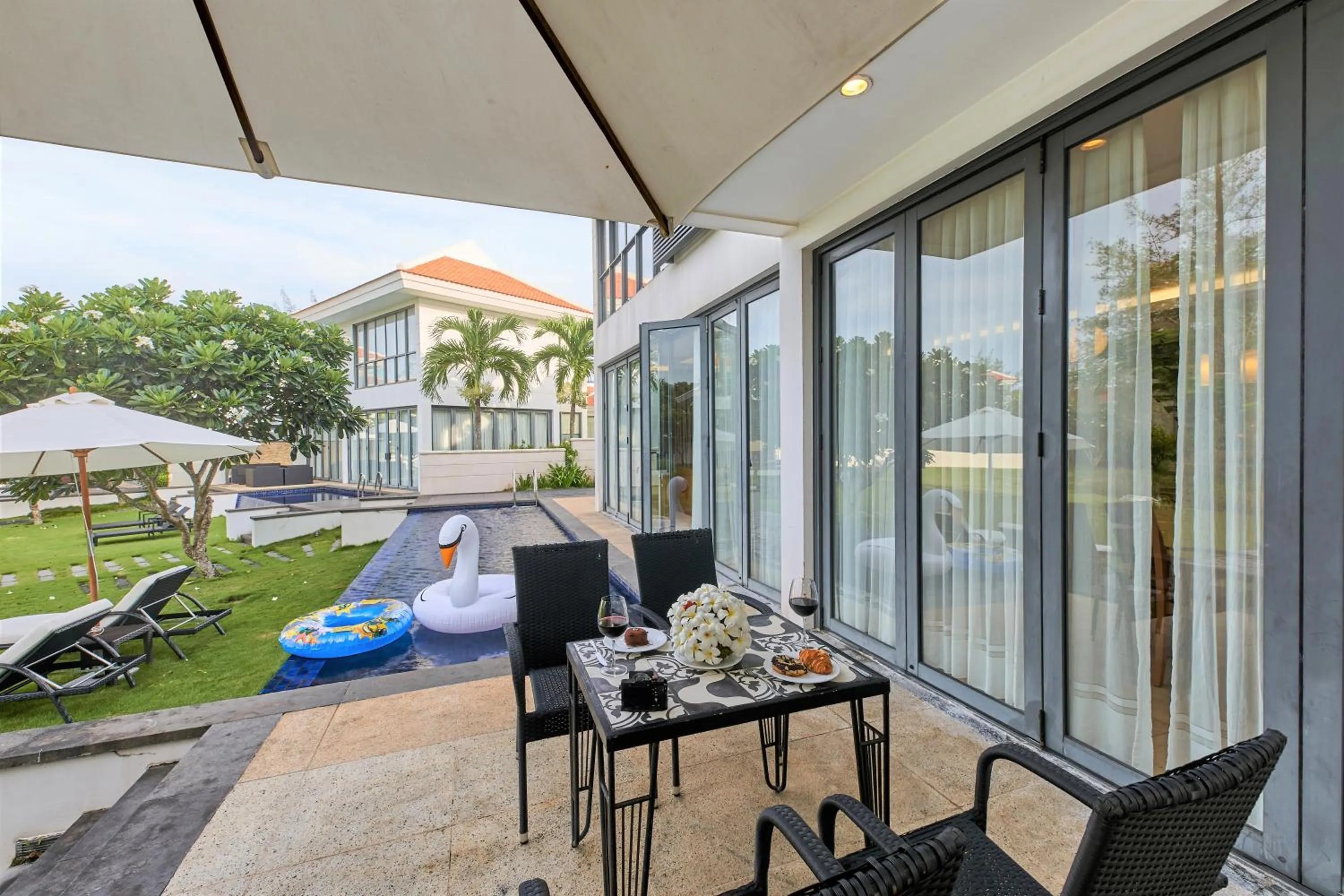 Garden in Memories Holiday beach villa Da Nang