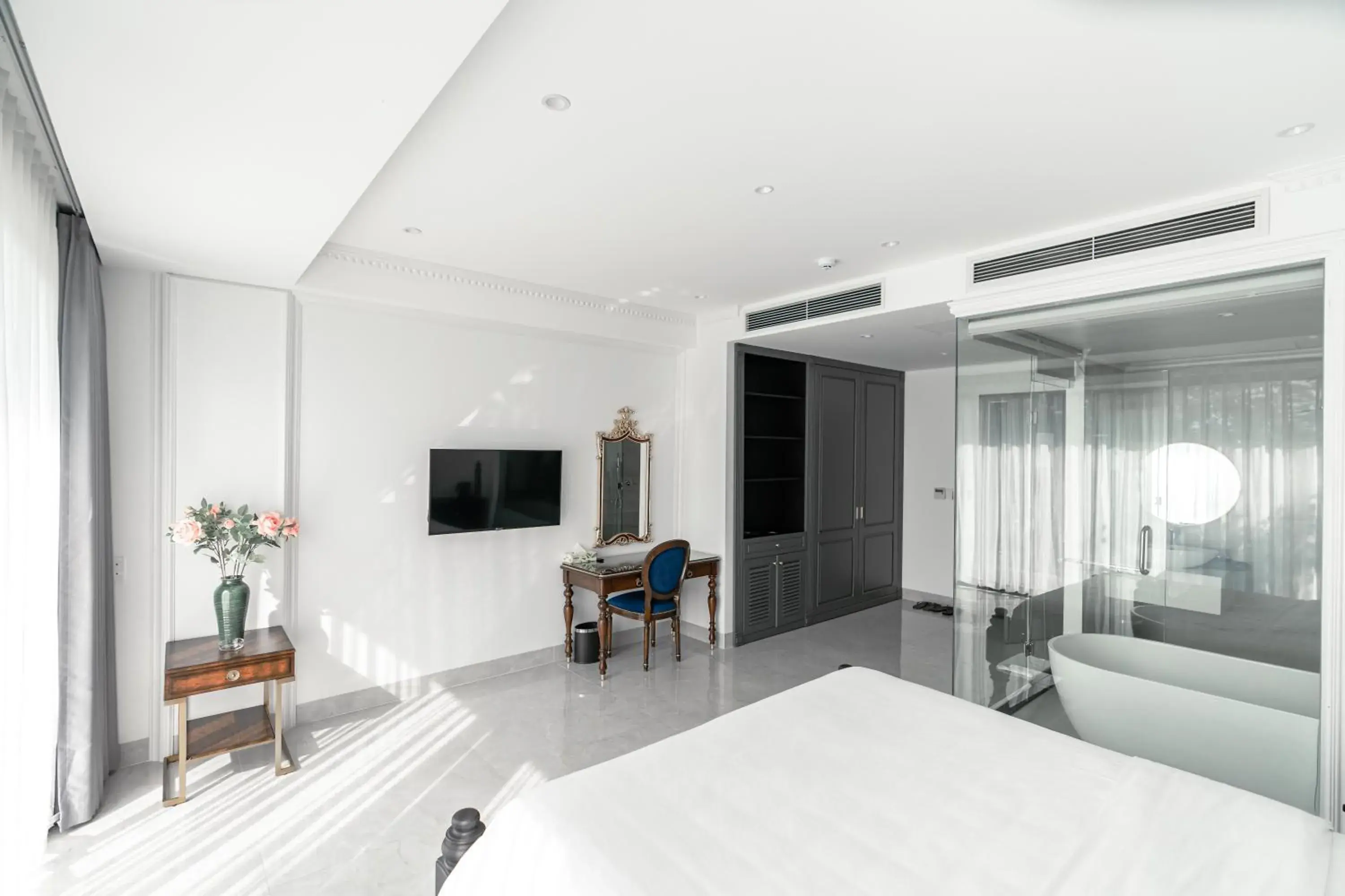 Deluxe Double Room with Bath in Quang Minh Riverside Hotel Danang Deluxe Double Room with Bath in Quang Minh Riverside Hotel Danang