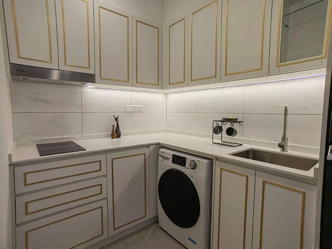 Kitchen or kitchenette in The Axon Bukit Bintang by SMOVF BNB