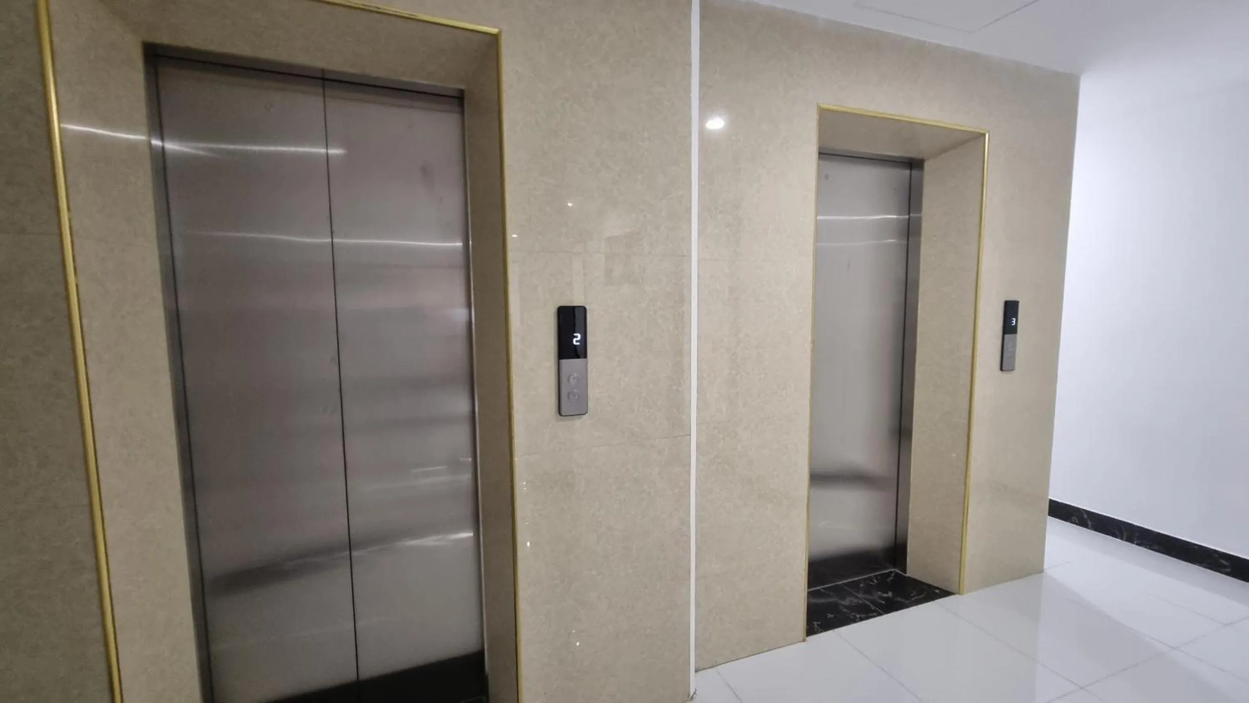 elevator in Era Apartment Khuc Thua Du