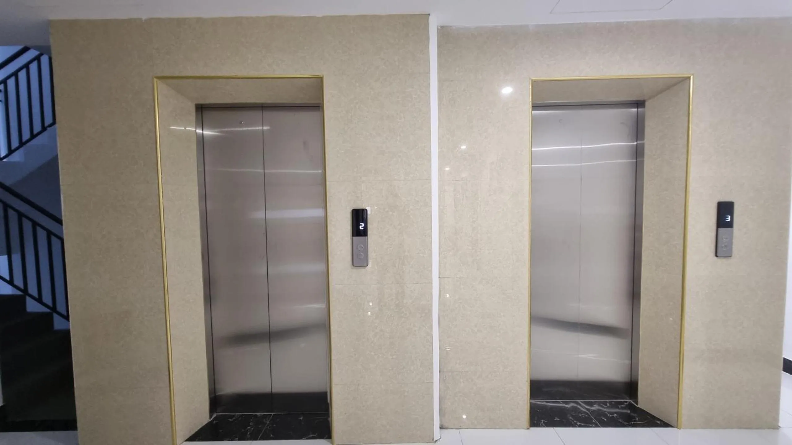 elevator in Era Apartment Khuc Thua Du