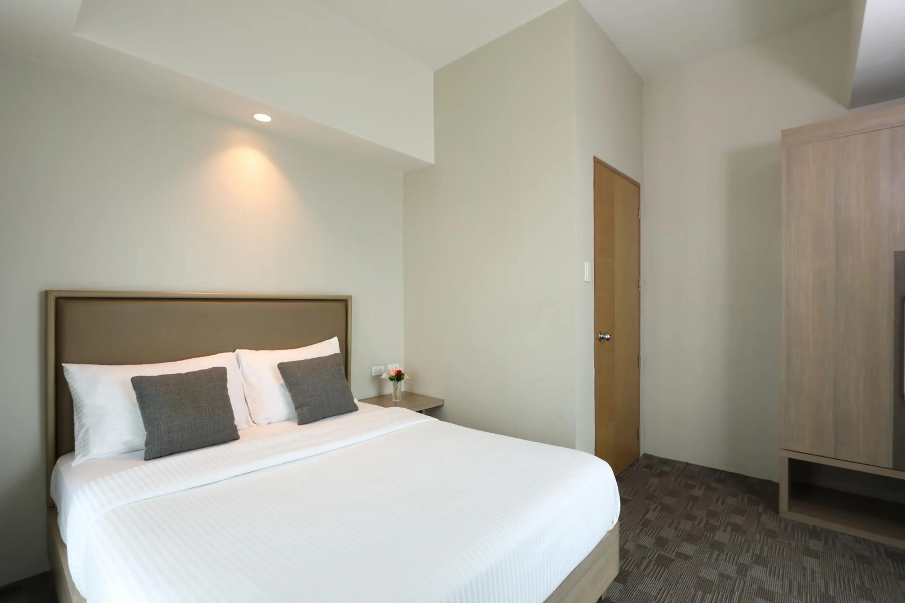 Bedroom, Bed in Sotogrande Hotel Katipunan