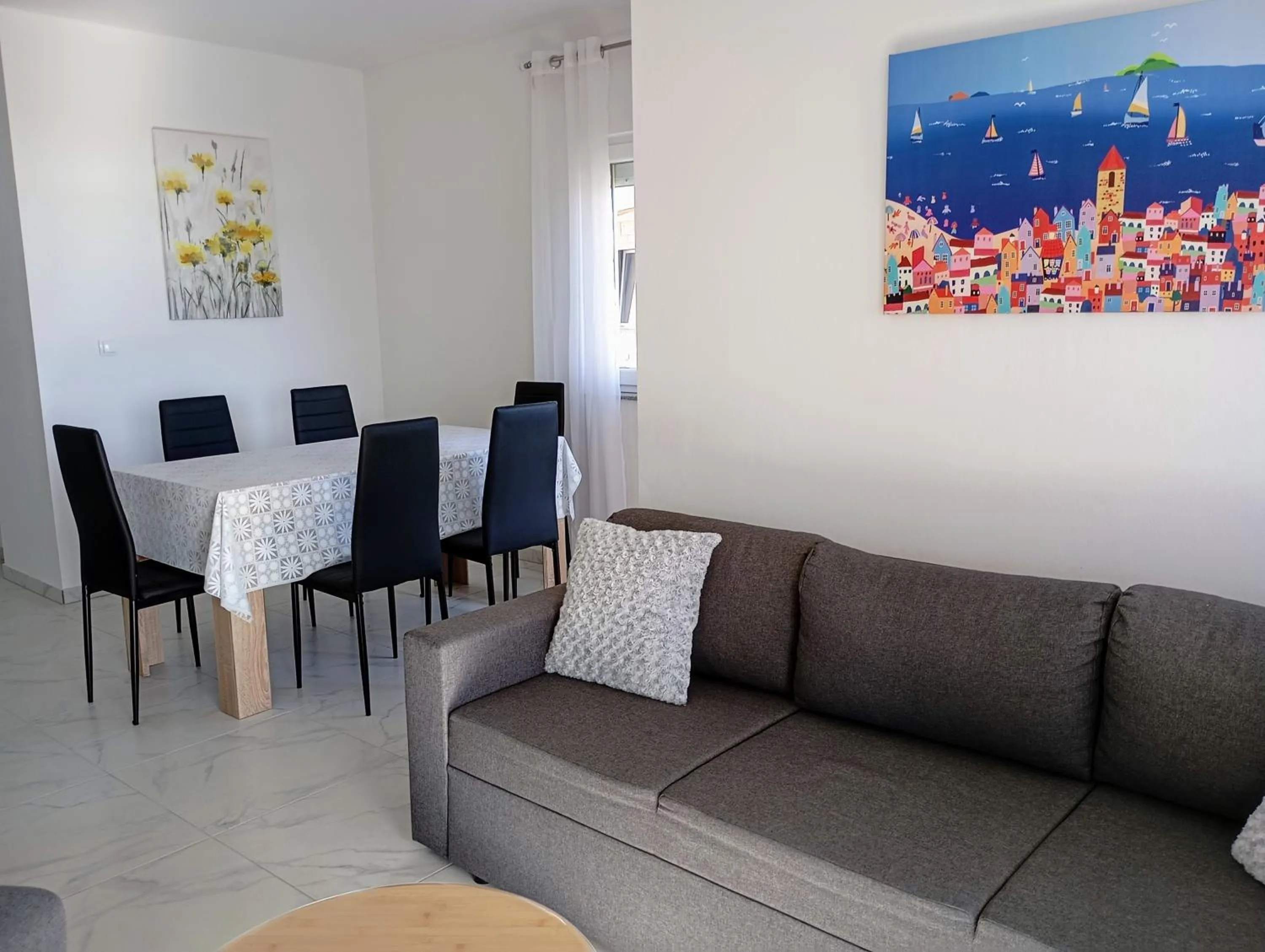 Immaculate 2-Bed Apartment in Okrug Gornji