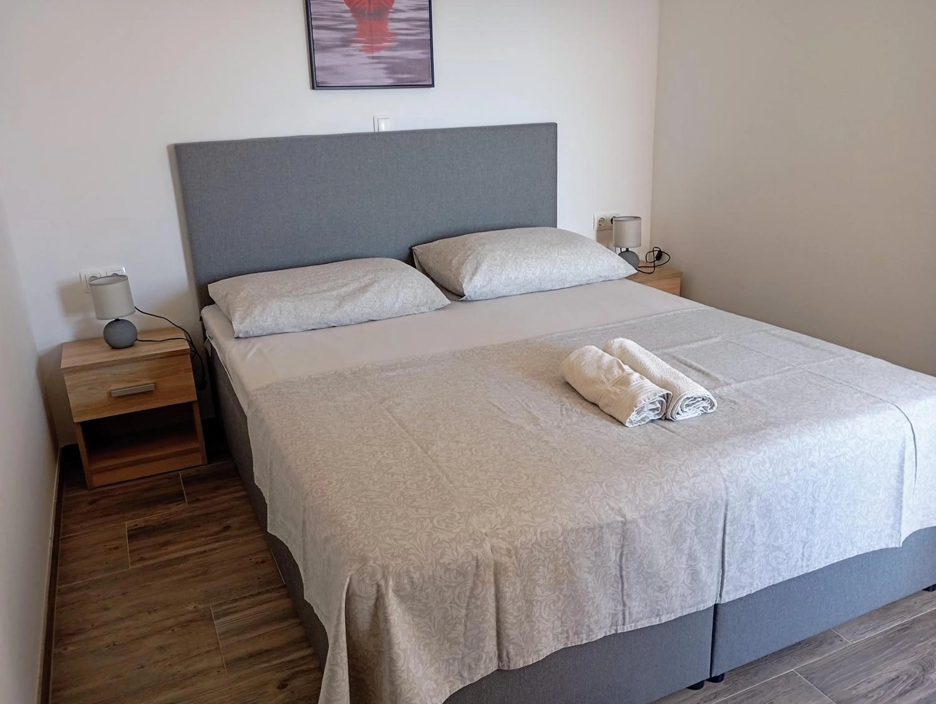 Bed in Immaculate 2-Bed Apartment in Okrug Gornji