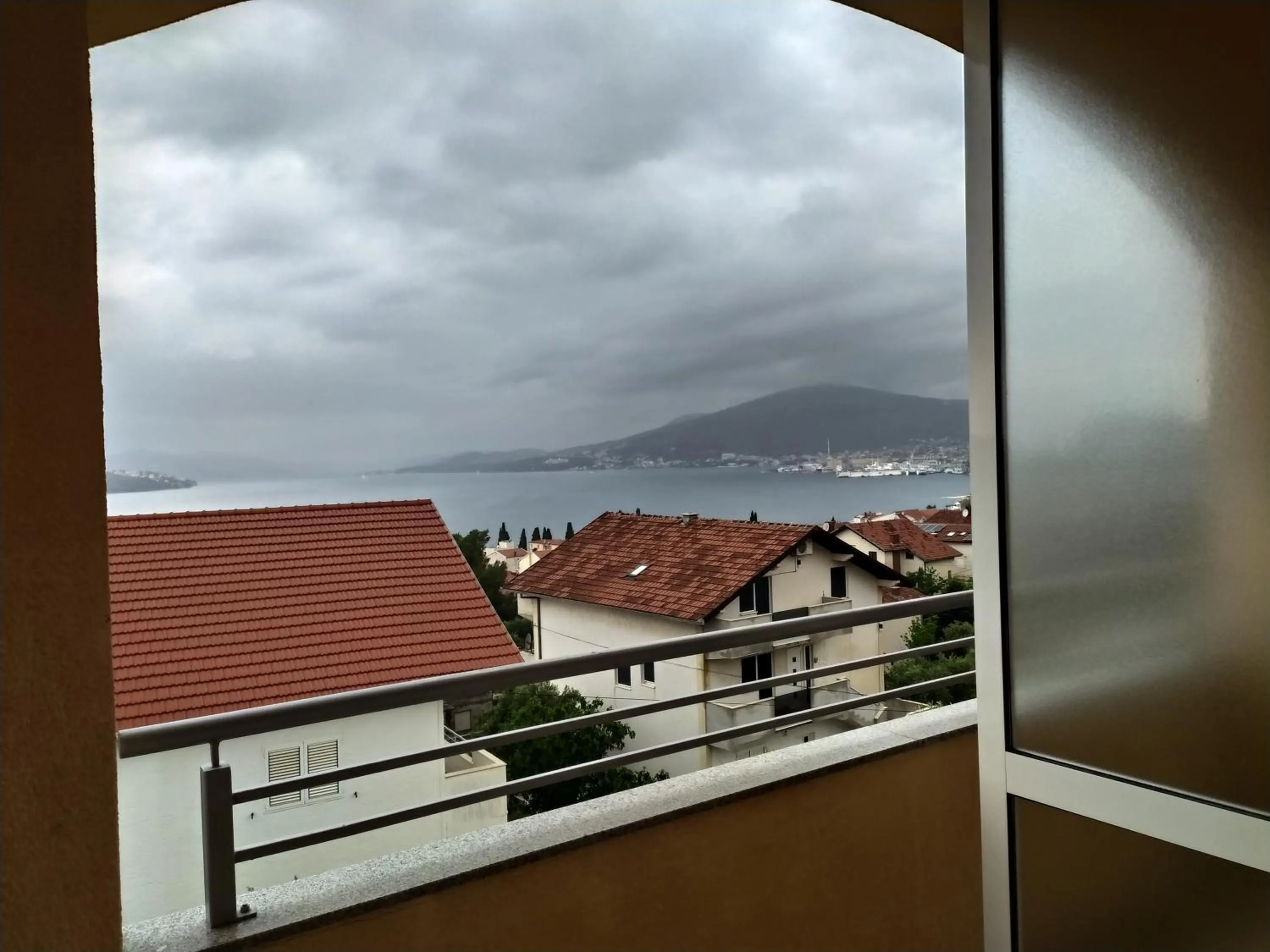 Day in Immaculate 2-Bed Apartment in Okrug Gornji