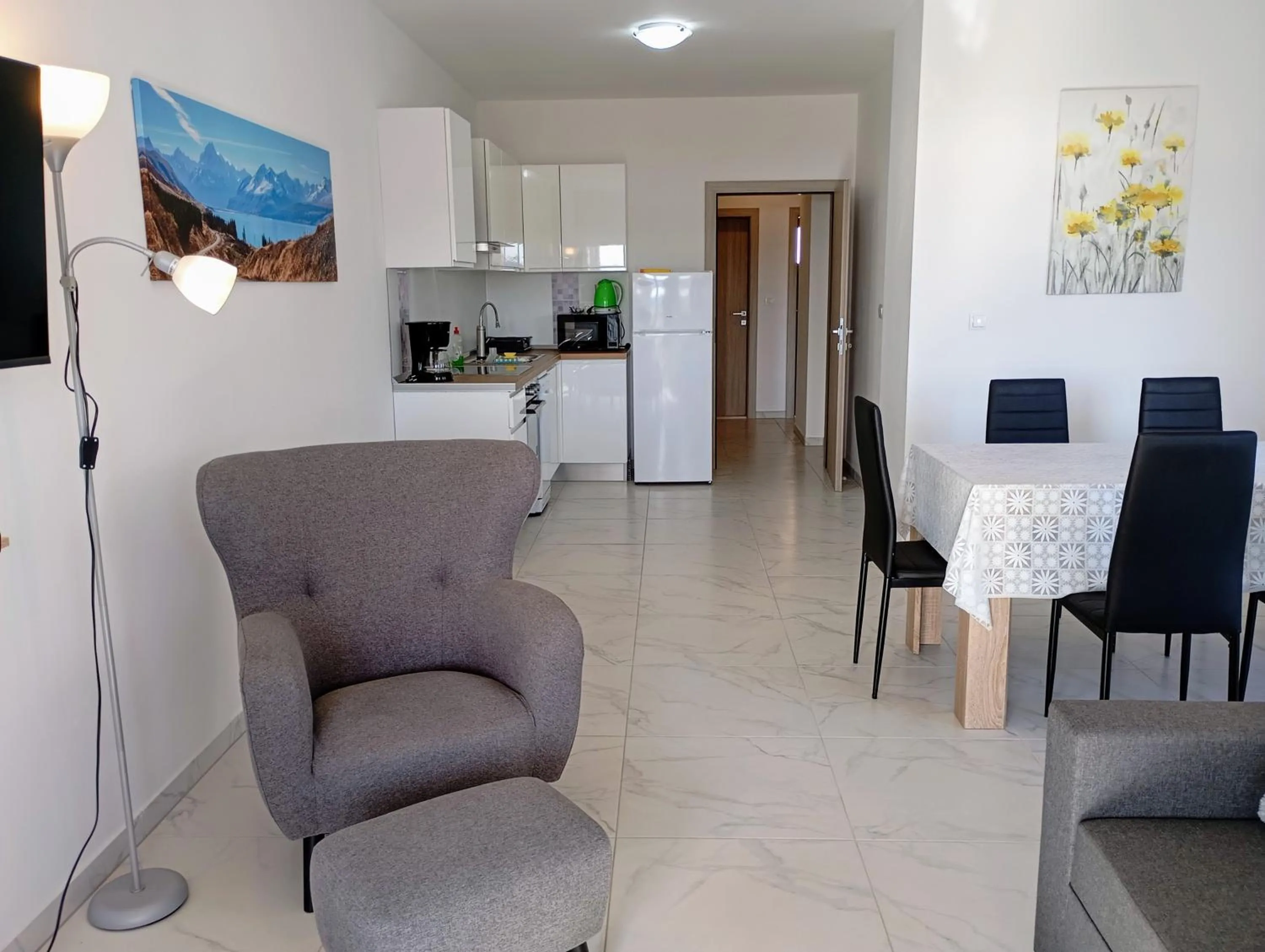 Immaculate 2-Bed Apartment in Okrug Gornji