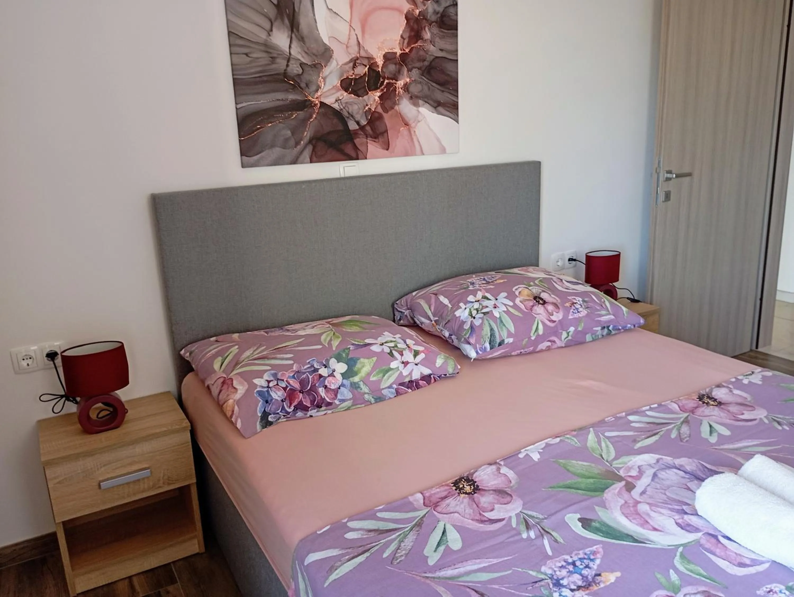 Bed in Immaculate 2-Bed Apartment in Okrug Gornji
