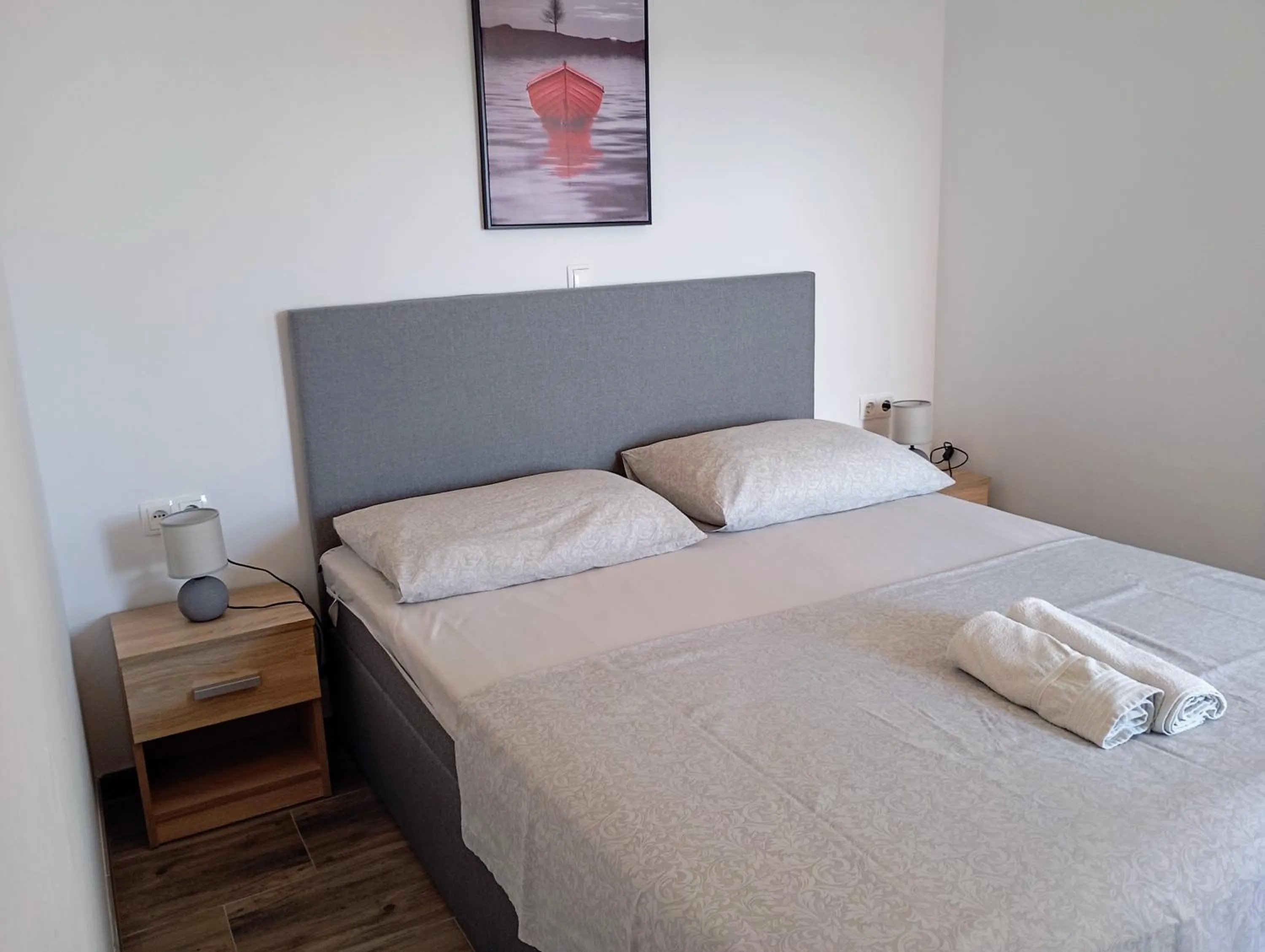 Bed in Immaculate 2-Bed Apartment in Okrug Gornji