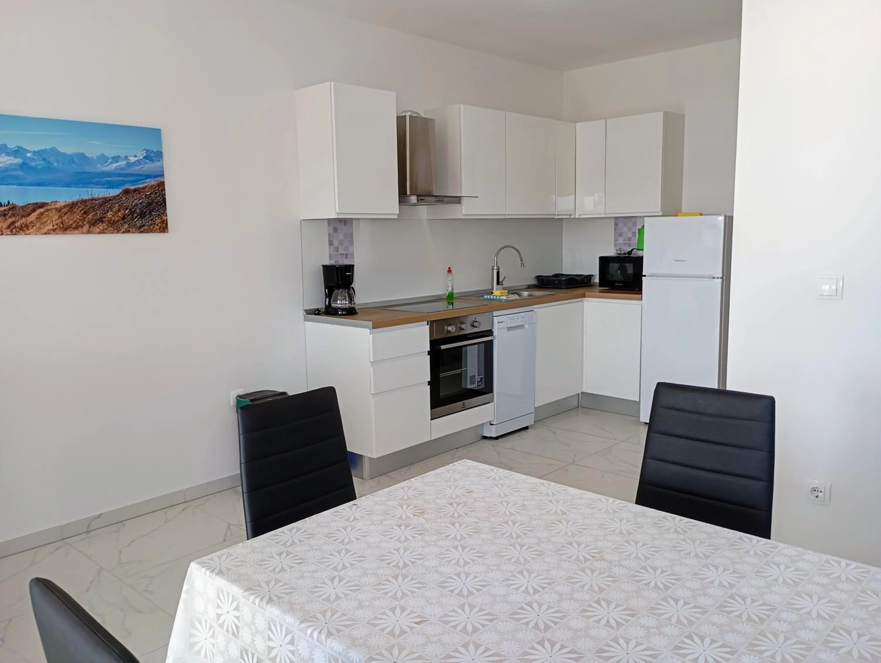 Immaculate 2-Bed Apartment in Okrug Gornji