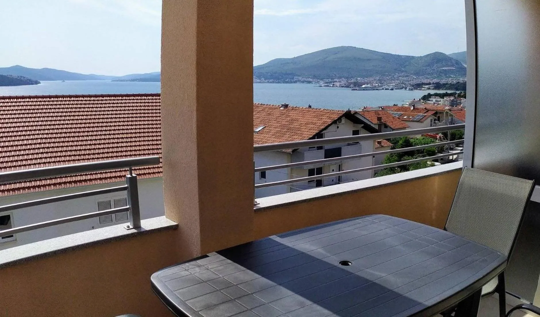 Balcony/Terrace in Immaculate 2-Bed Apartment in Okrug Gornji