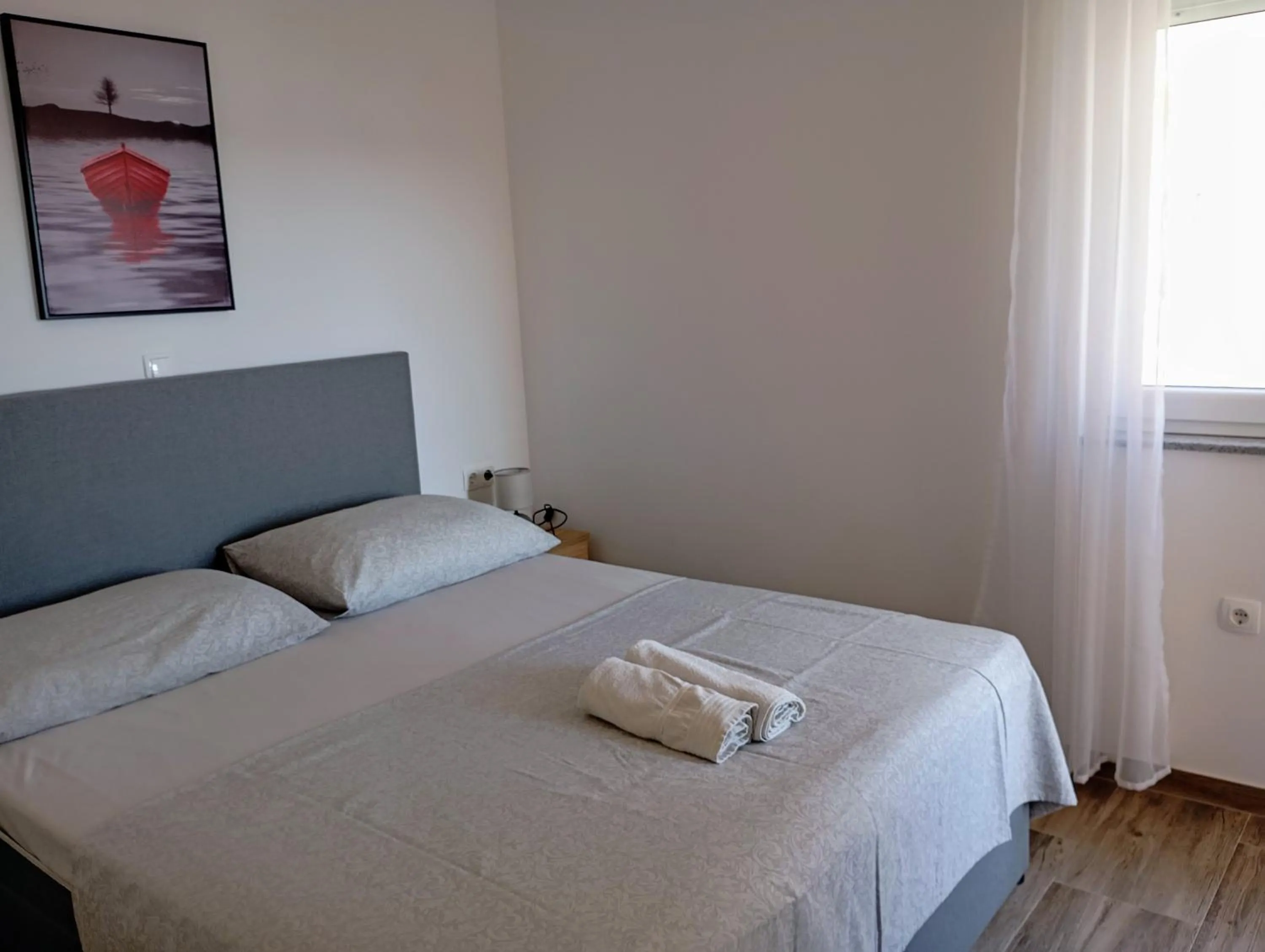 Bed in Immaculate 2-Bed Apartment in Okrug Gornji