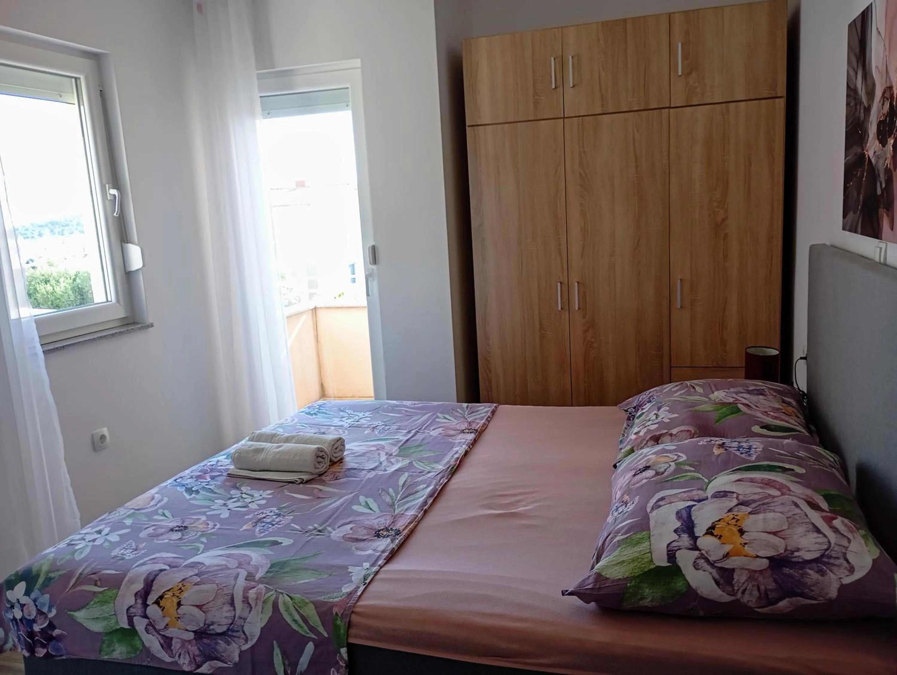 Bed in Immaculate 2-Bed Apartment in Okrug Gornji