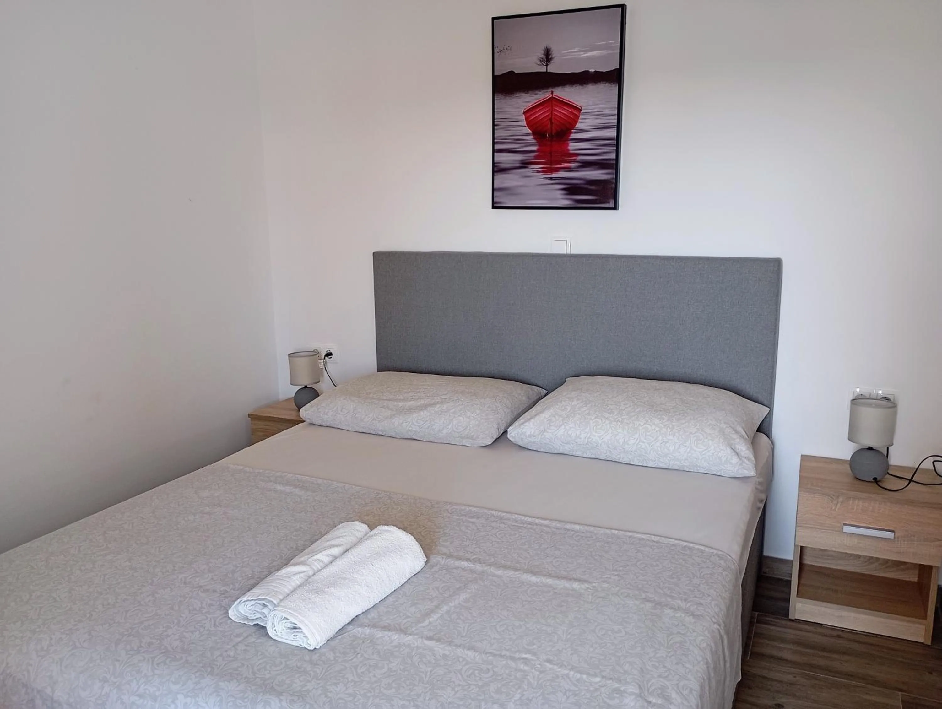 Bed in Immaculate 2-Bed Apartment in Okrug Gornji