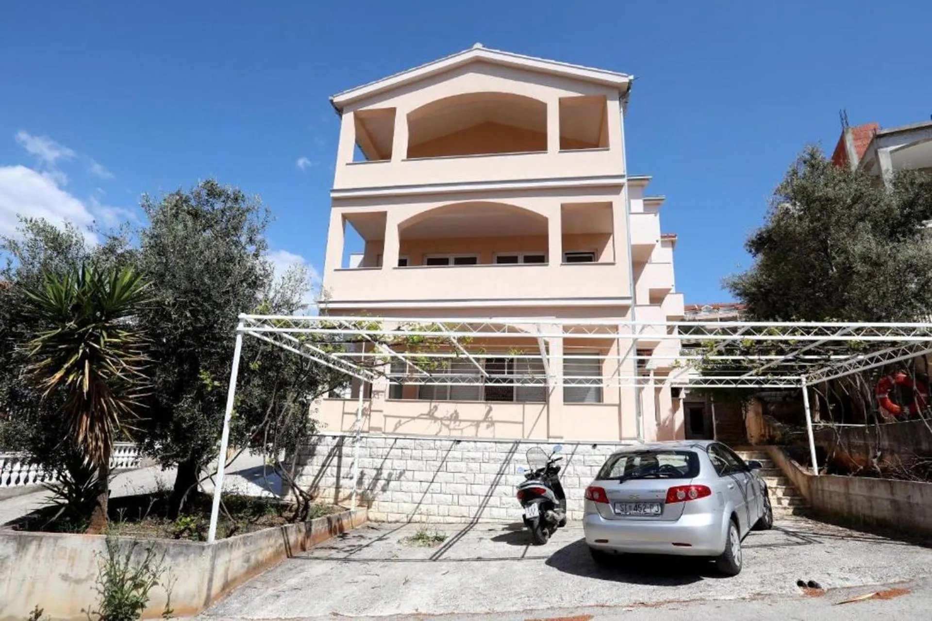 Property building in Immaculate 2-Bed Apartment in Okrug Gornji