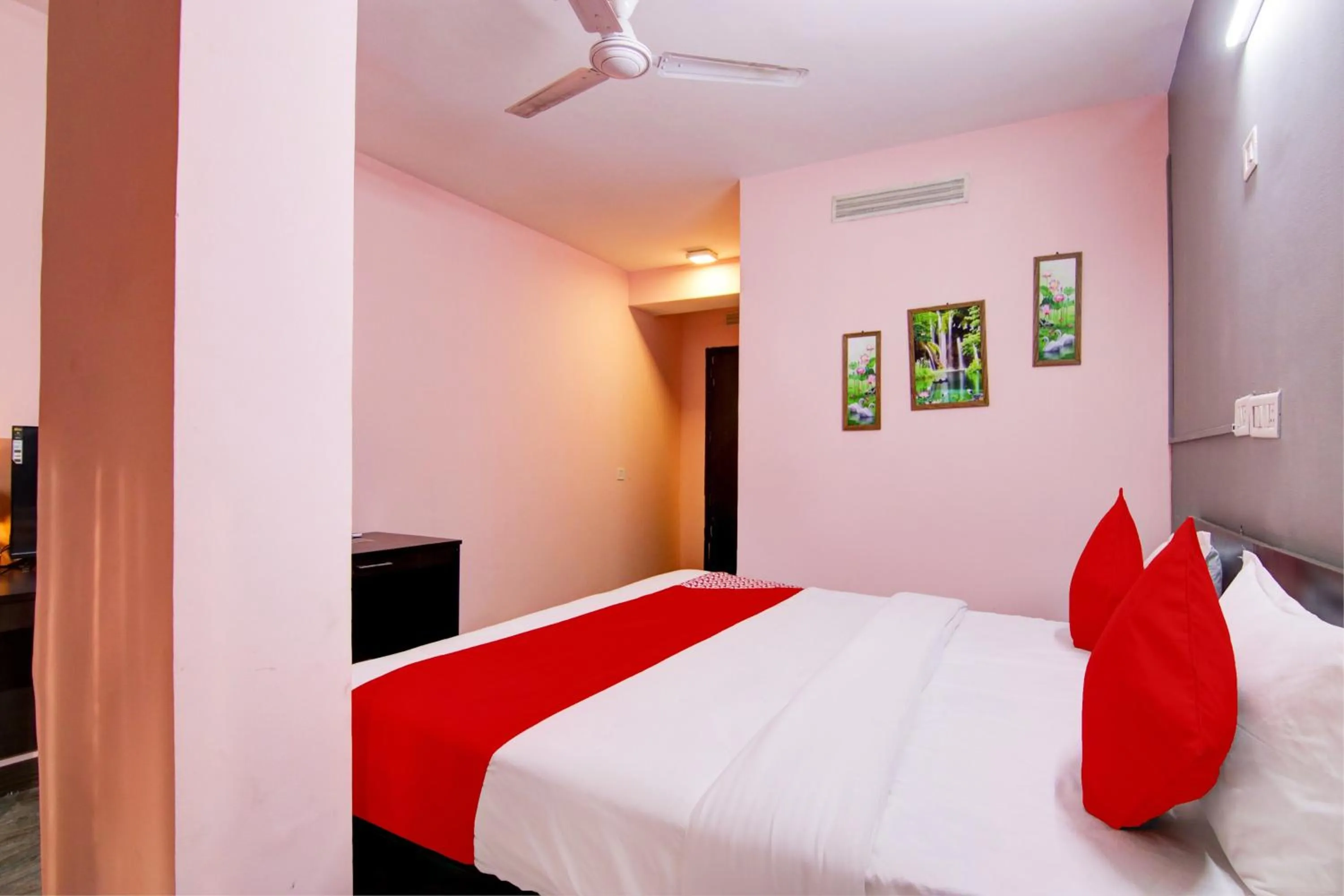 Facade/entrance, Bed in Hotel O Manya Stay