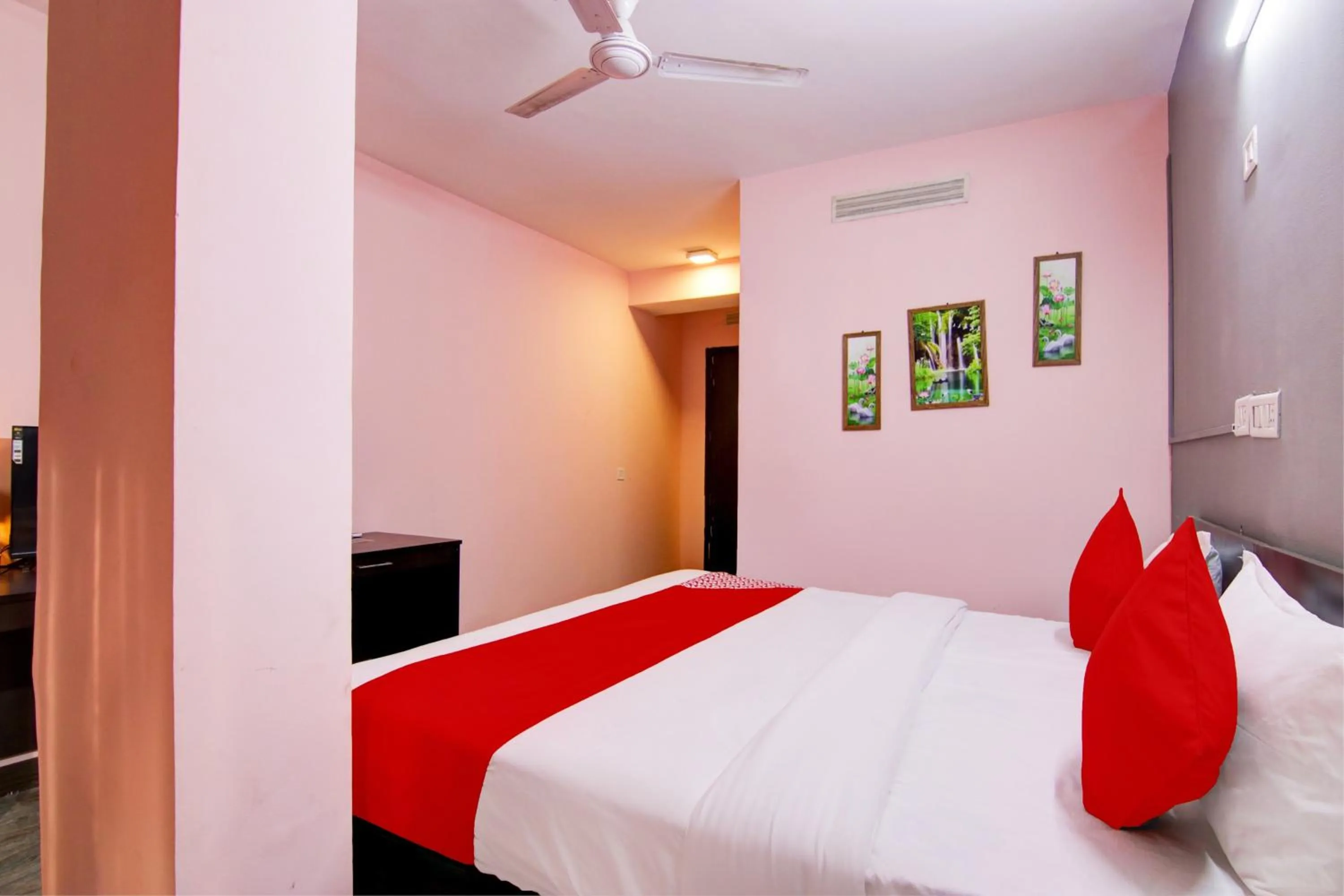 Facade/entrance, Bed in Hotel O Manya Stay